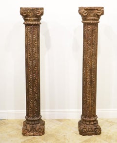 Coppia di colonne a balaustra in legno duro ben intagliate di origine anglo-indiana della metà del XIX secolo