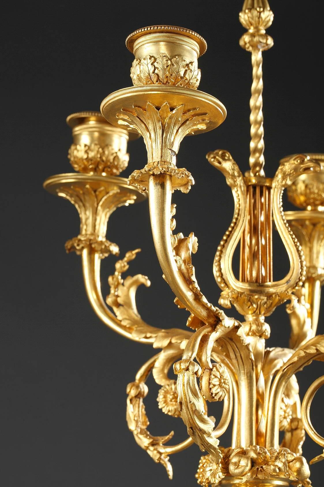 Paar Bronze- und Marmor-Kronleuchter aus der Mitte des 19. Jahrhunderts:: Junge Amoretten (Vergoldet) im Angebot