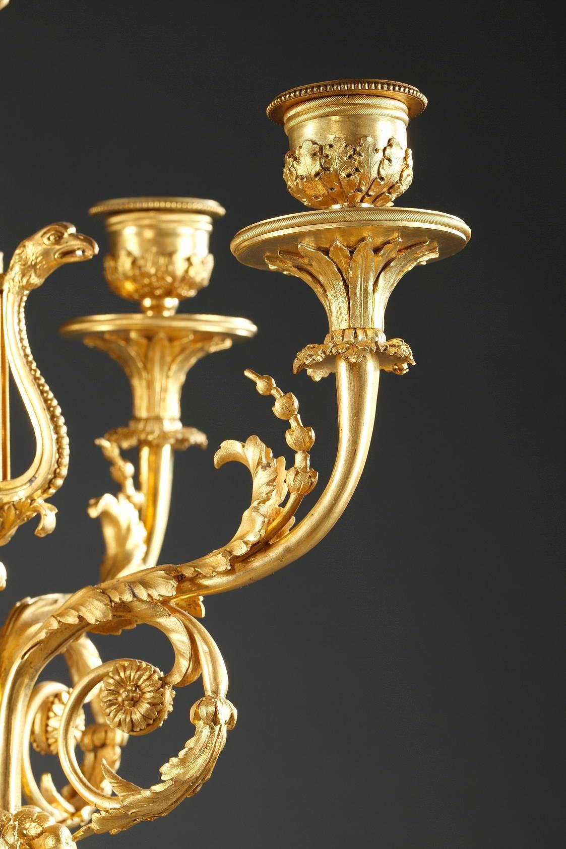 Milieu du XIXe siècle Paire de candélabres en bronze et marbre du milieu du XIXe siècle:: jeunes Cupidons en vente