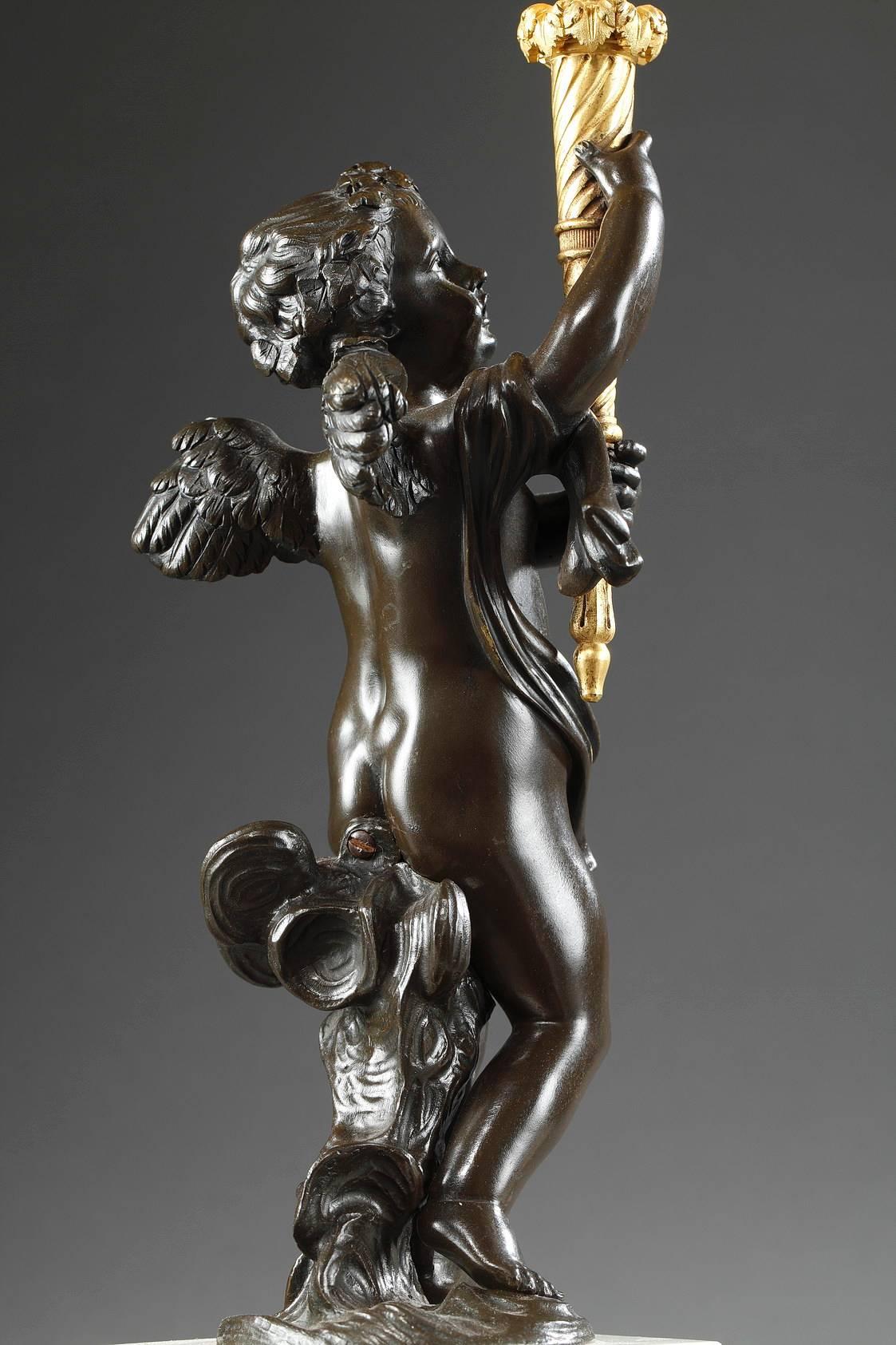 Paar Bronze- und Marmor-Kronleuchter aus der Mitte des 19. Jahrhunderts:: Junge Amoretten (Goldbronze) im Angebot