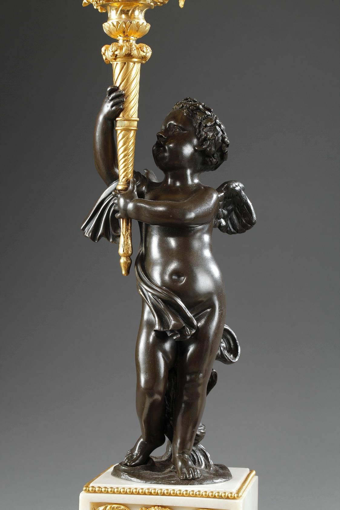 Paire de candélabres en bronze et marbre du milieu du XIXe siècle:: jeunes Cupidons en vente 1