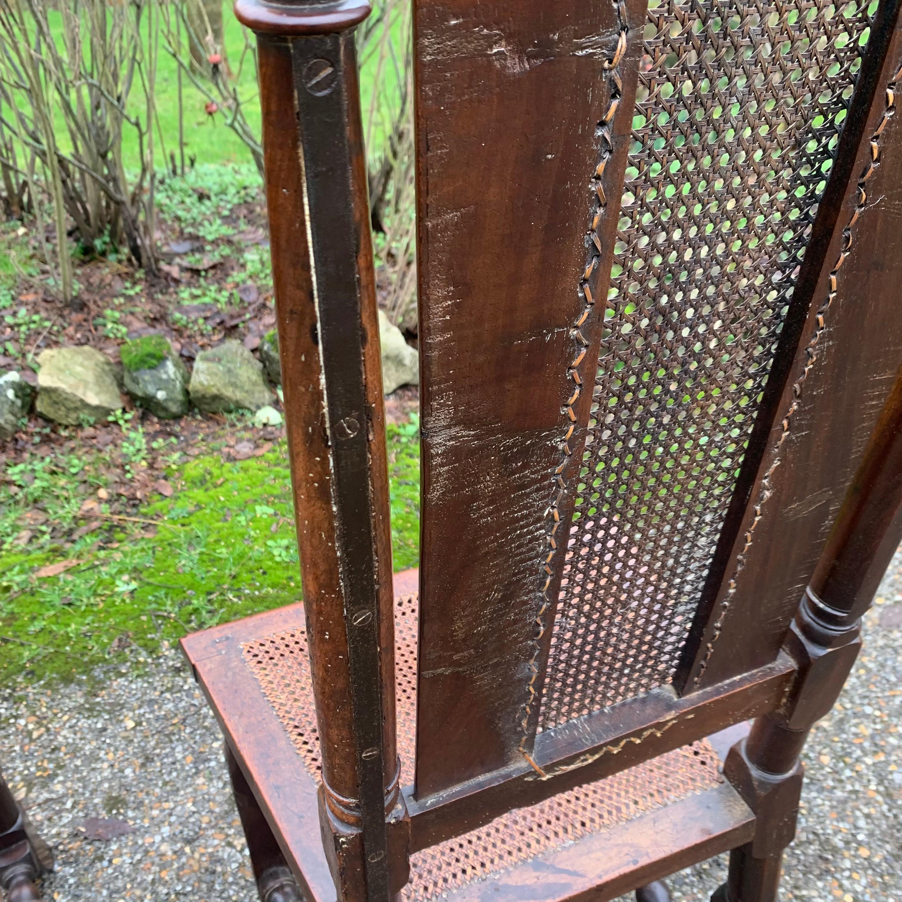 Paire de chaises en noyer à haut dossier de style Carolean du milieu du 19e siècle en vente 4