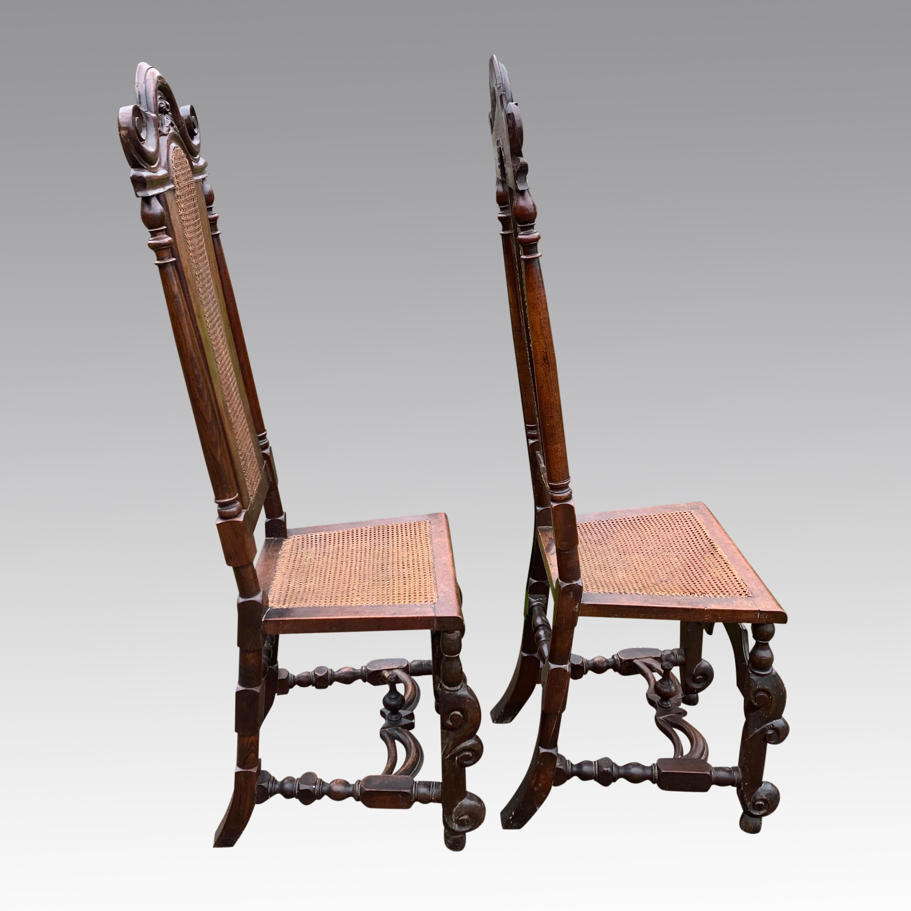 Charles II Paire de chaises en noyer à haut dossier de style Carolean du milieu du 19e siècle en vente