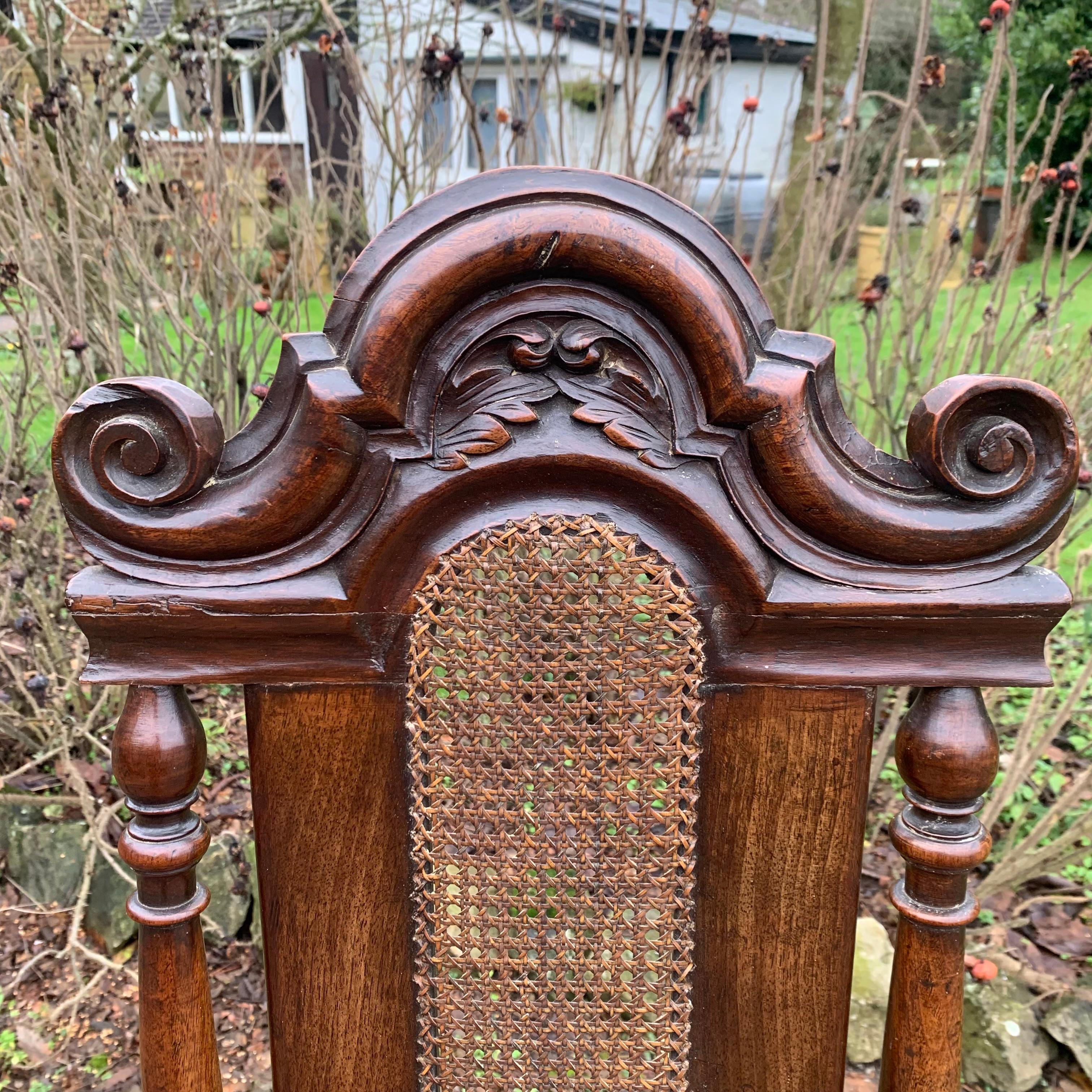 XIXe siècle Paire de chaises en noyer à haut dossier de style Carolean du milieu du 19e siècle en vente