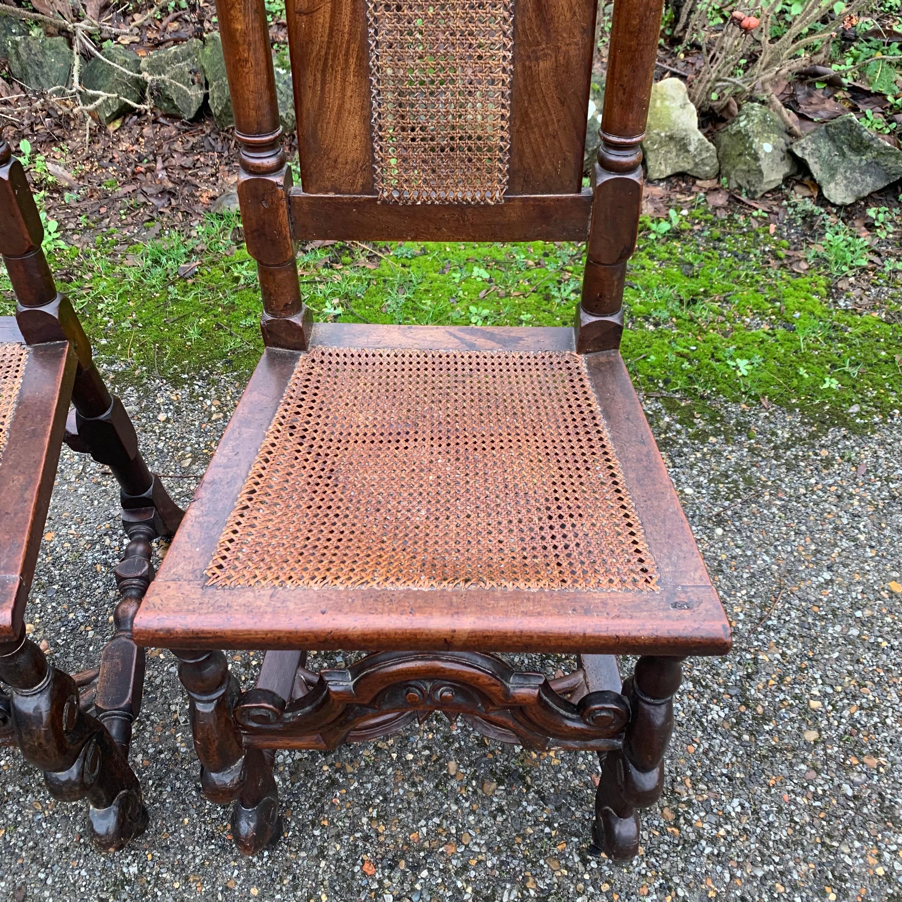 Noyer Paire de chaises en noyer à haut dossier de style Carolean du milieu du 19e siècle en vente