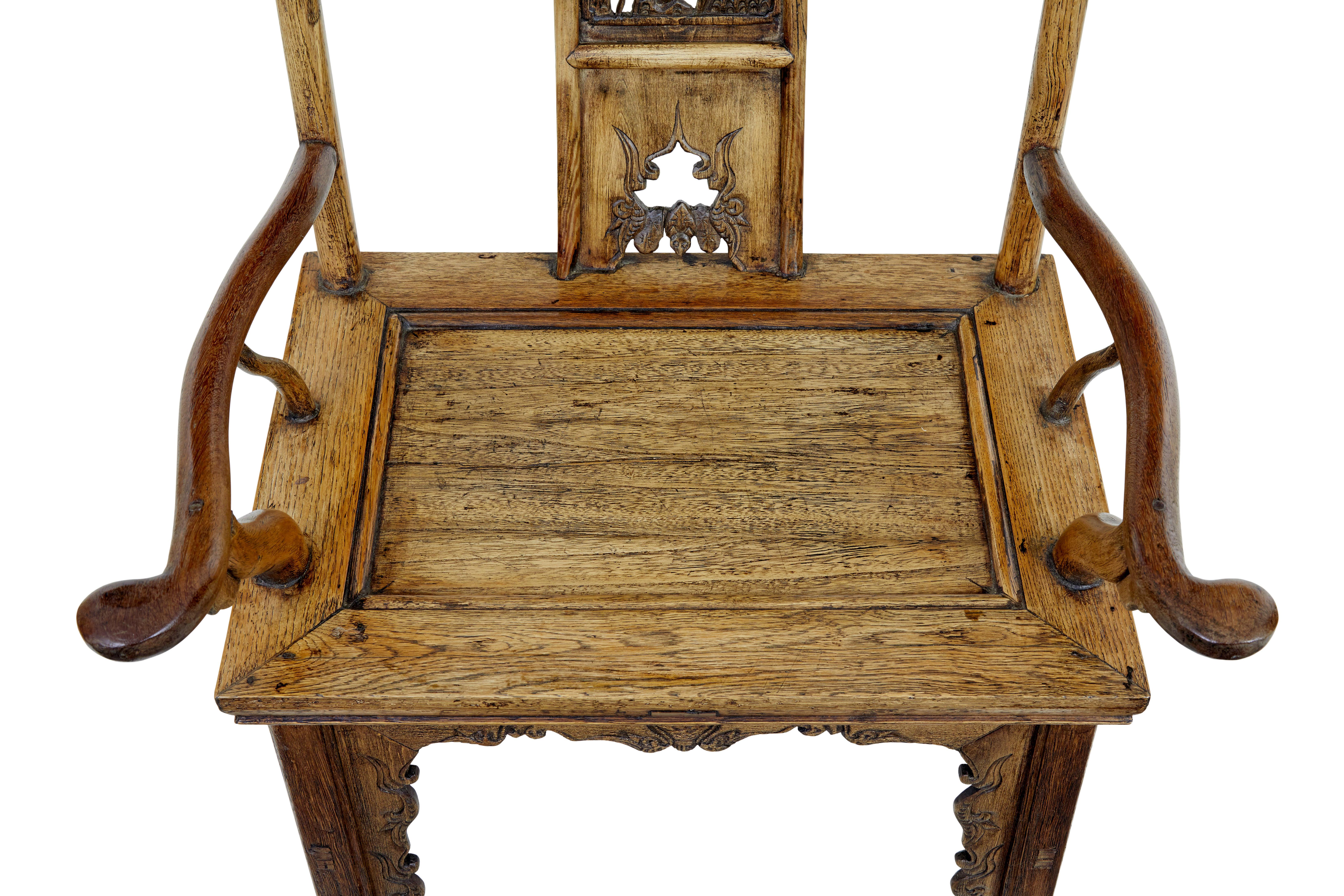 Paire de fauteuils chinois à dossier en arc de cercle de bonne qualité, vers 1860.

Ces chaises étaient à l'origine laquées et ont depuis été décapées jusqu'au bois nu, puis scellées à l'aide d'une cire neutre légère.

Panneau arrière sculpté