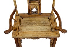 Paire de fauteuils chinois à dossier en orme sculpté du milieu du 19ème siècle