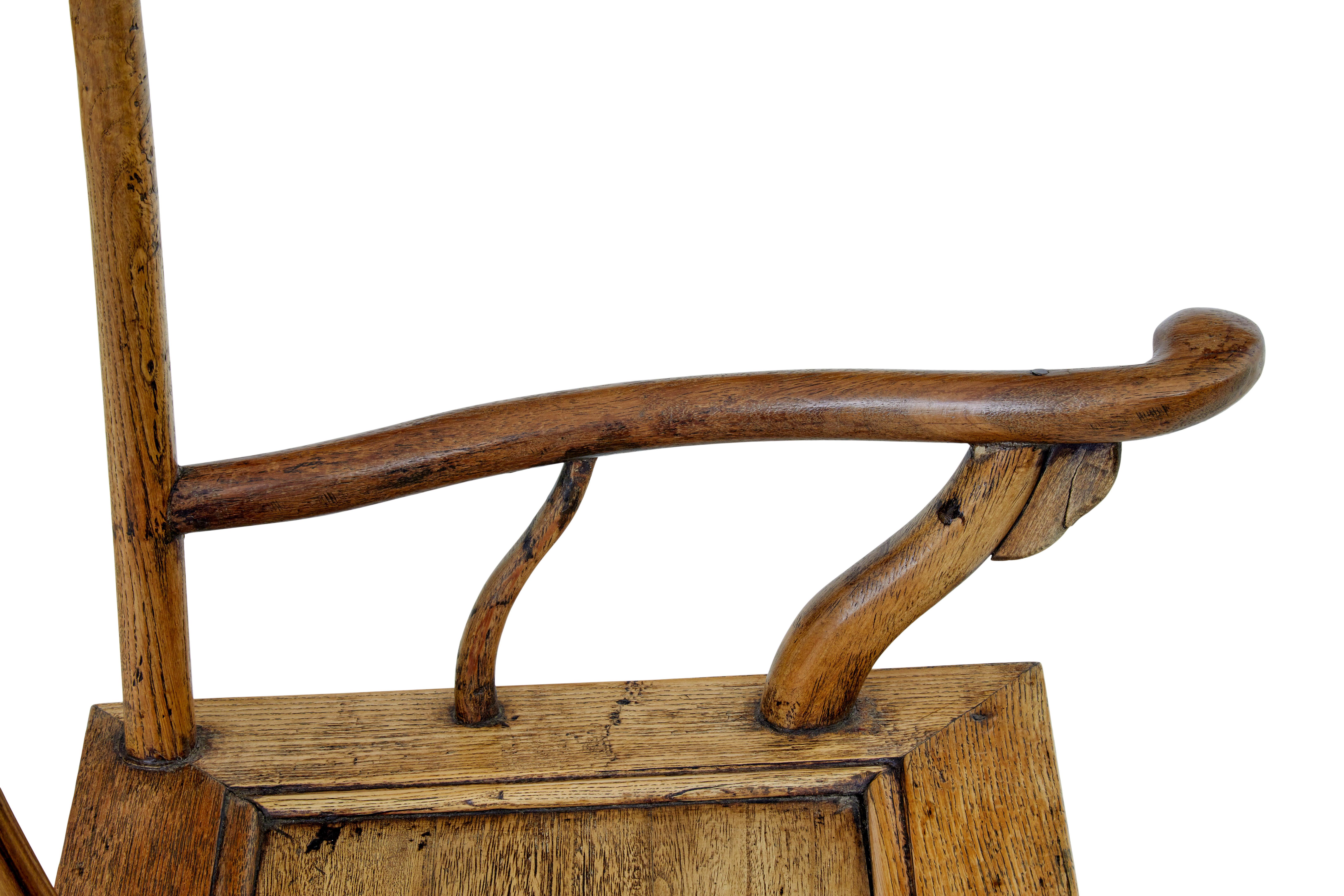Sculpté Paire de fauteuils chinois à dossier en orme sculpté du milieu du 19ème siècle en vente
