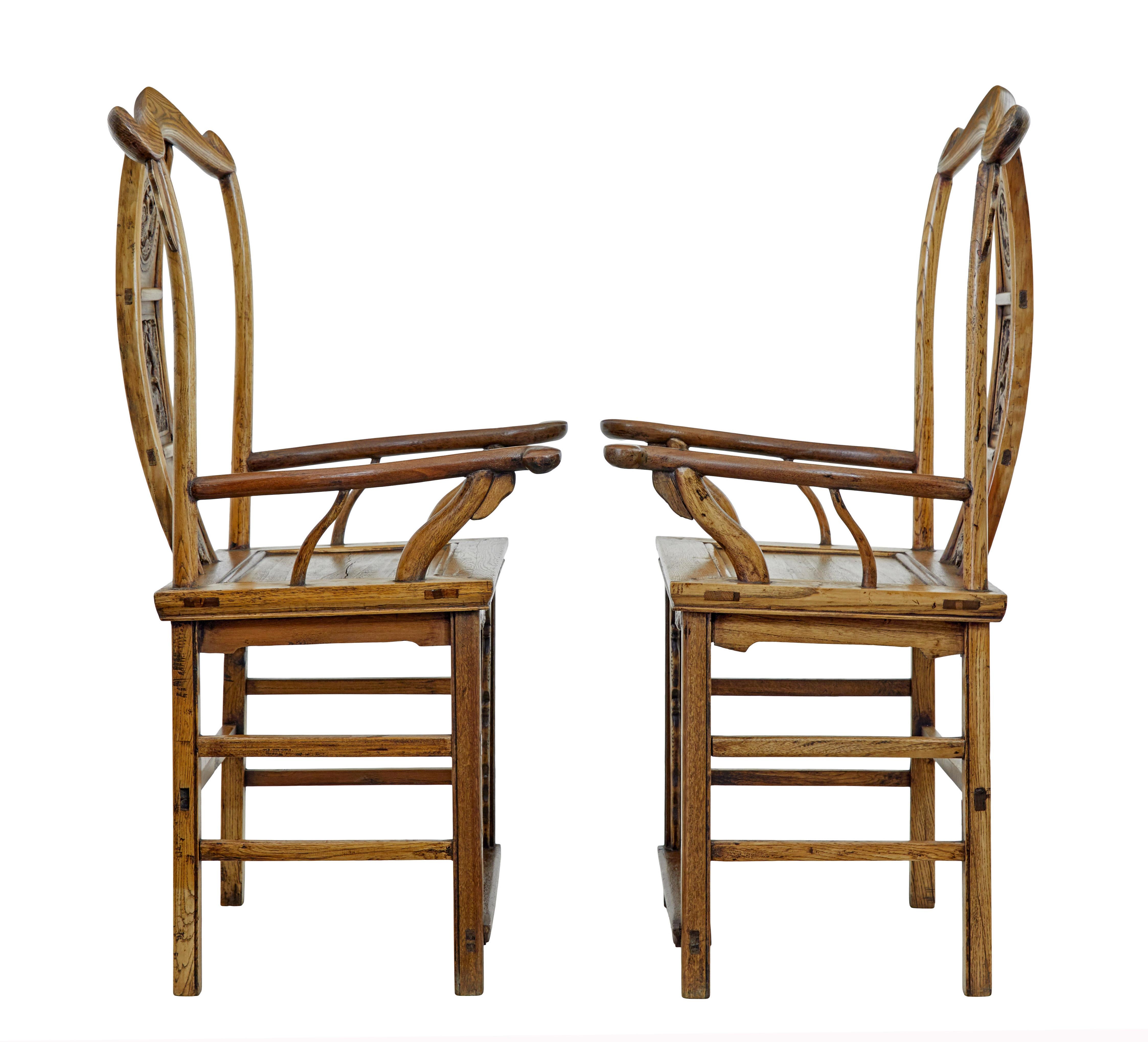 Bois de feuillus Paire de fauteuils chinois à dossier en orme sculpté du milieu du 19ème siècle en vente