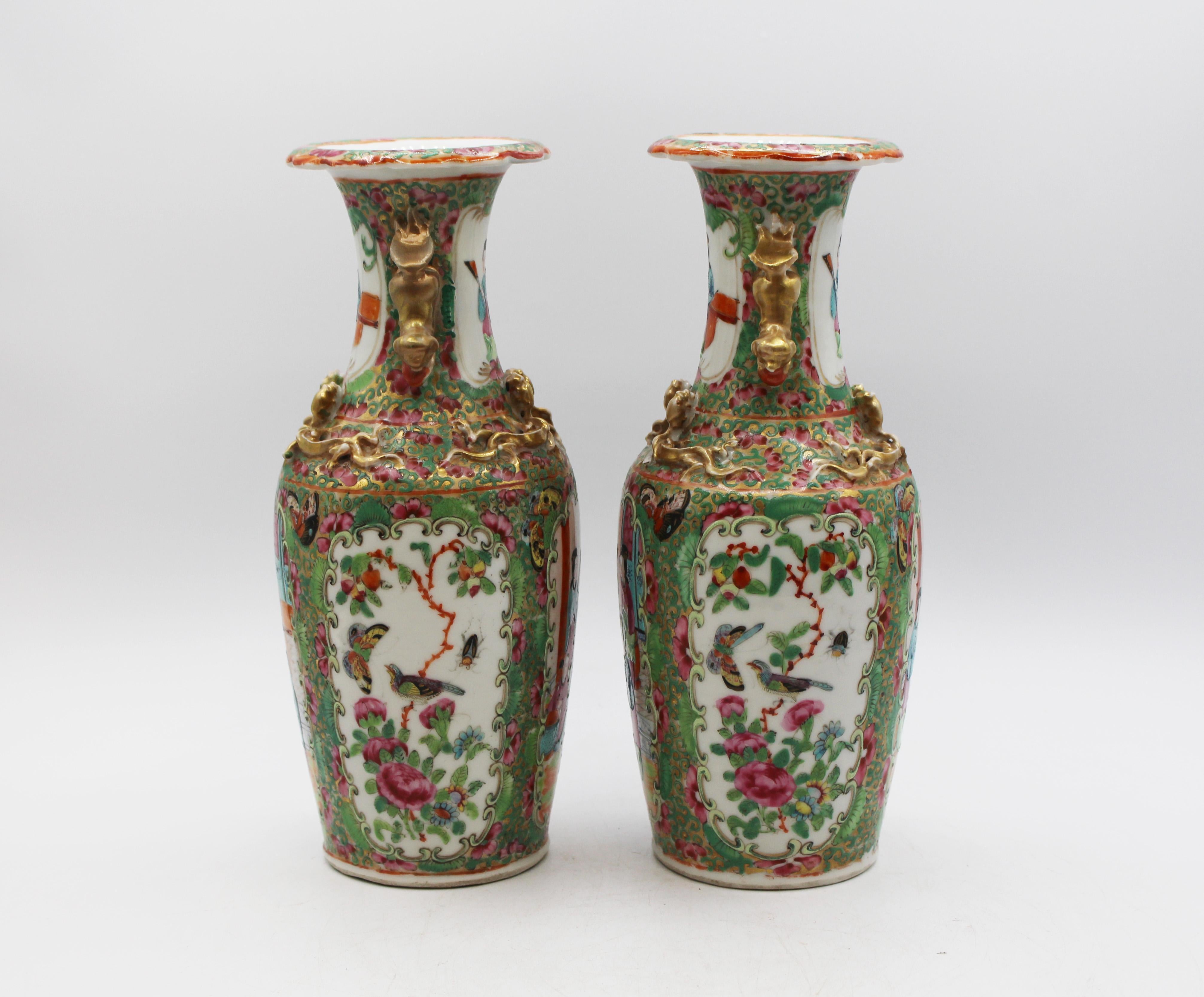 Paire de vases à médaillon rose en porcelaine d'exportation chinoise du milieu du 19e siècle. Magnifique avec des épaules montées d'un dragon et des poignées en forme de lion de foo. Beaux décors identiques sur toutes les faces. Le lion Foo d'un