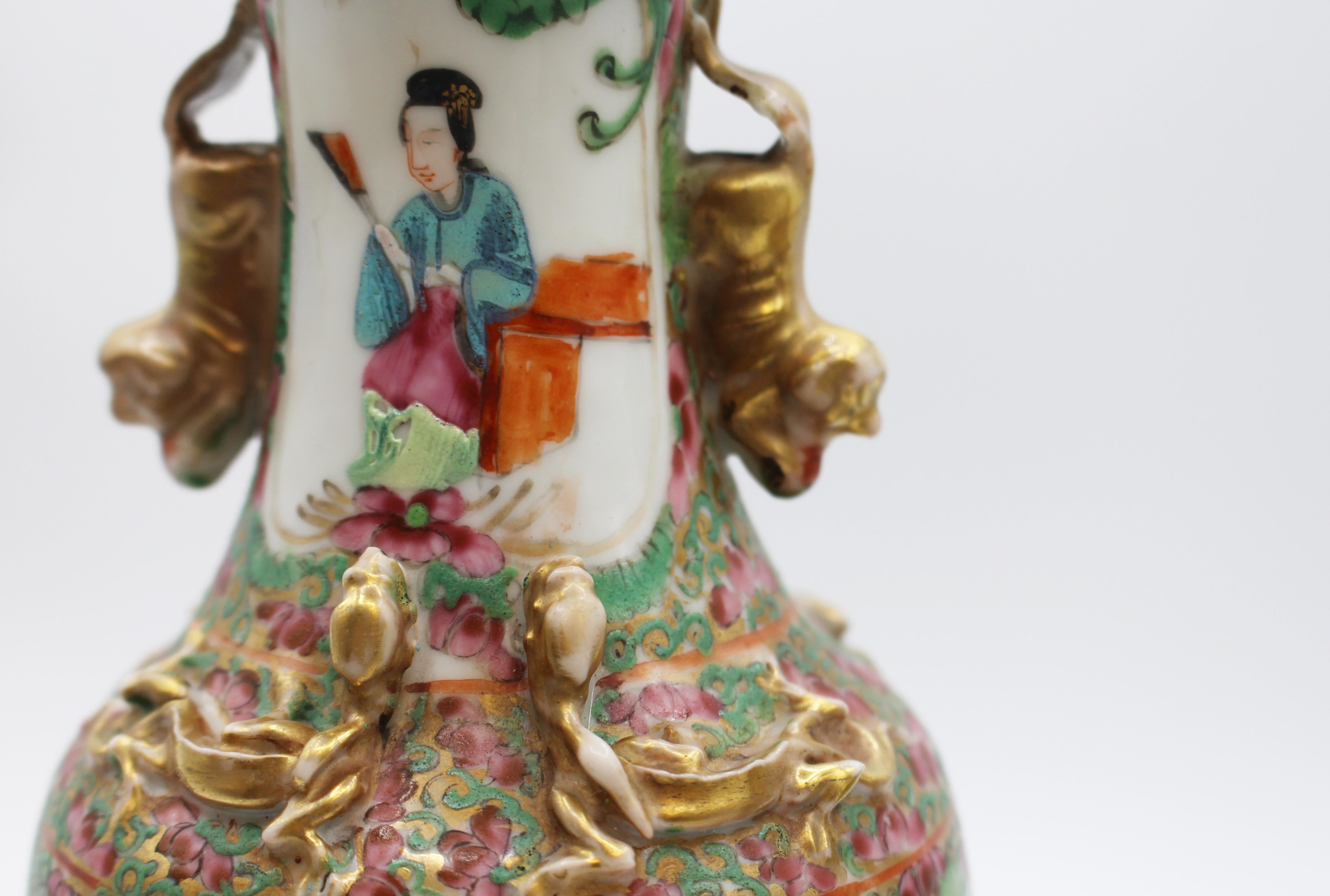 Exportation chinoise Paire de vases à médaillon rose en porcelaine chinoise du milieu du 19e siècle en vente