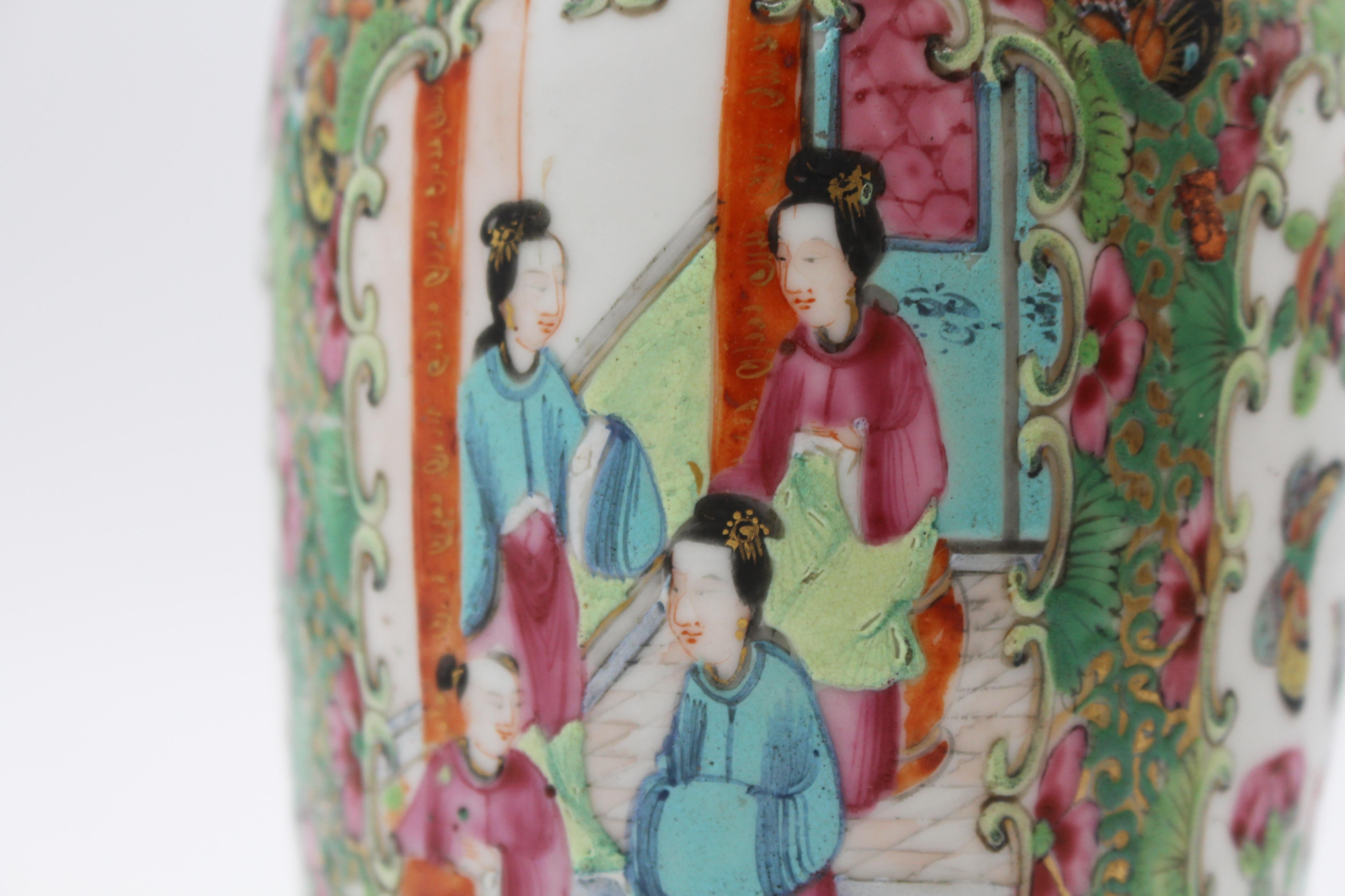 Doré Paire de vases à médaillon rose en porcelaine chinoise du milieu du 19e siècle en vente