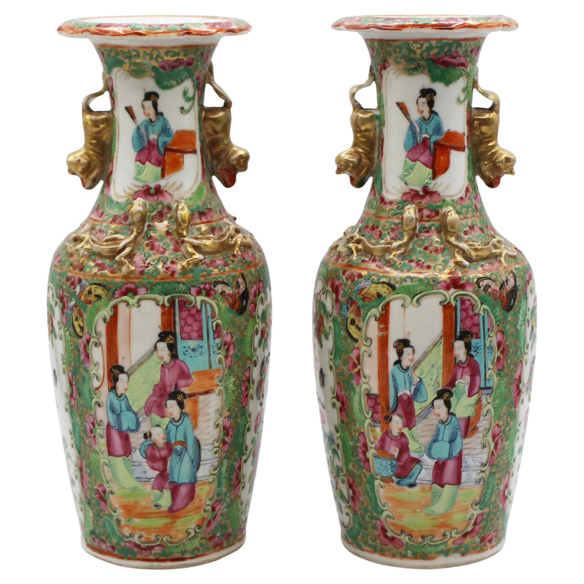 Pareja de jarrones con medallón rosa de porcelana china de mediados del siglo XIX