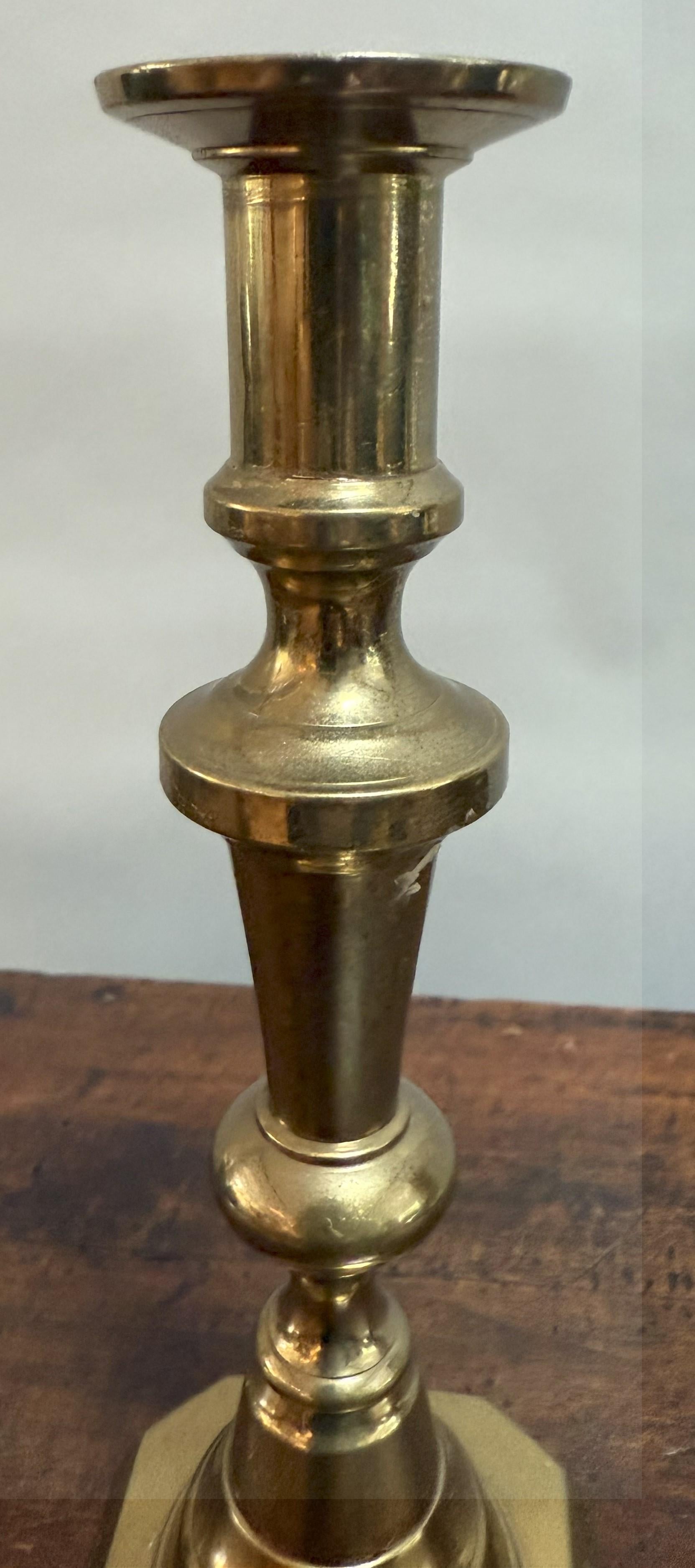 Coppia di candelieri decorativi inglesi in ottone della metà del XIX secolo in vendita 3