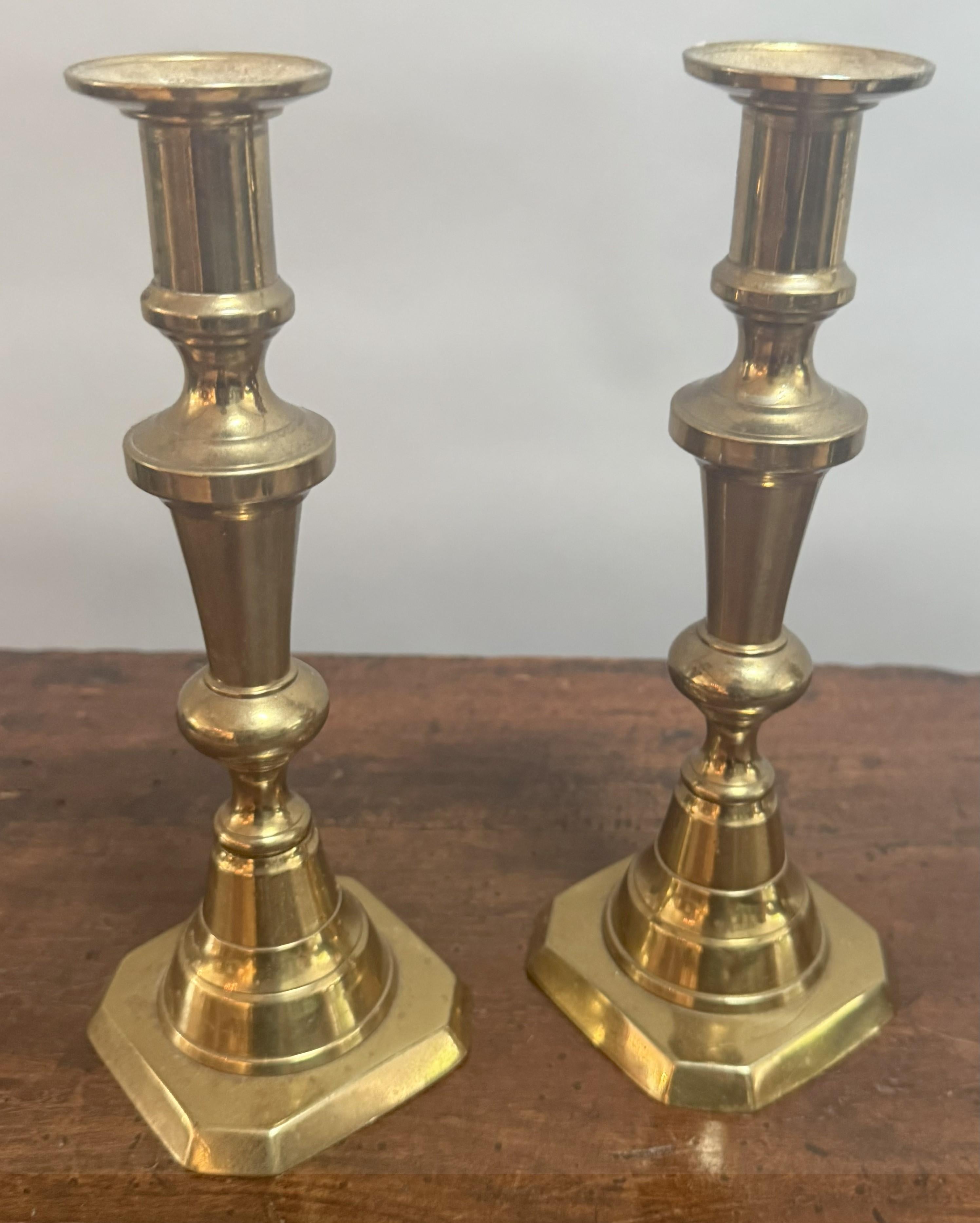 Coppia di candelieri decorativi inglesi in ottone della metà del XIX secolo in vendita 4