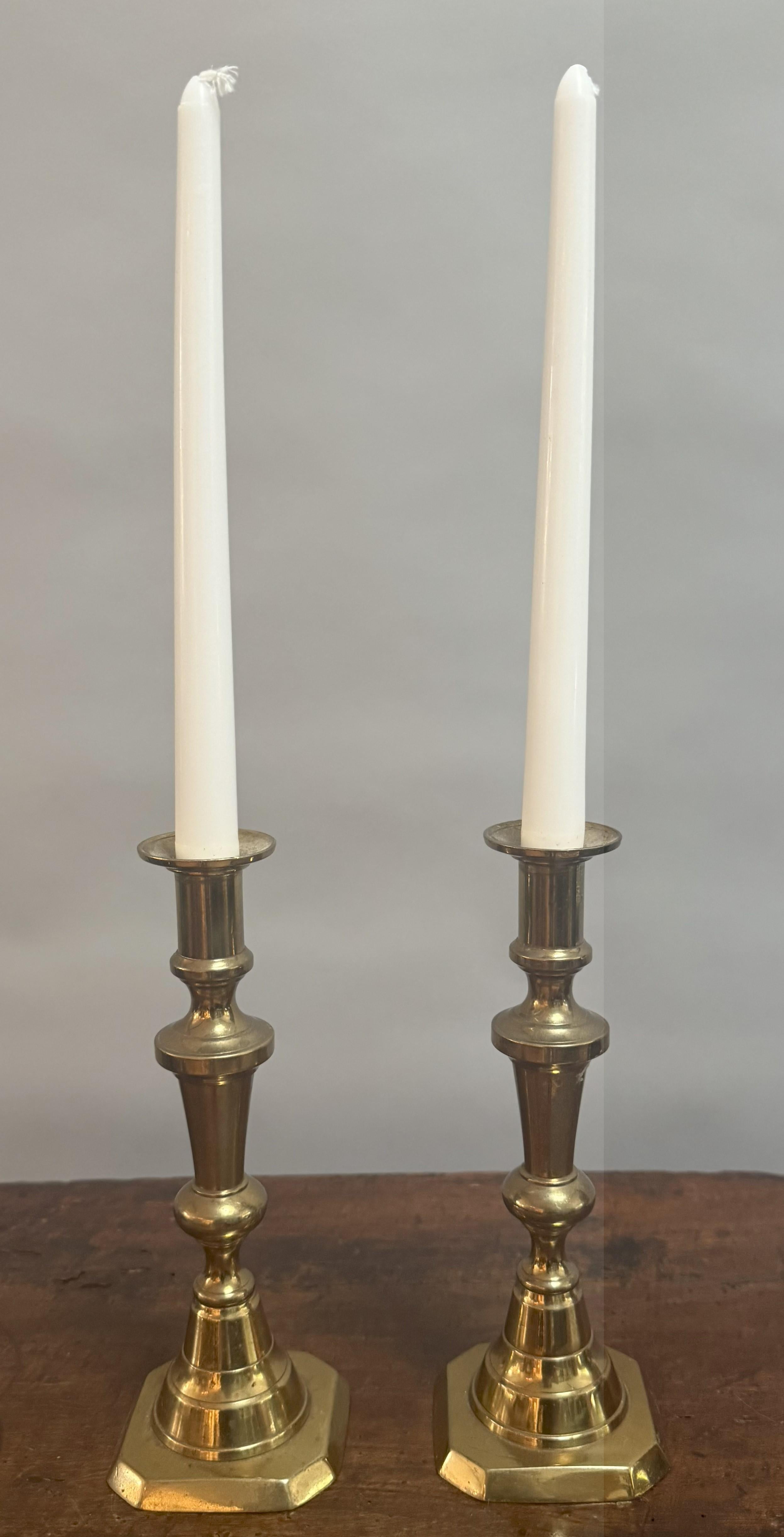 Coppia di candelieri decorativi inglesi in ottone della metà del XIX secolo in vendita 5
