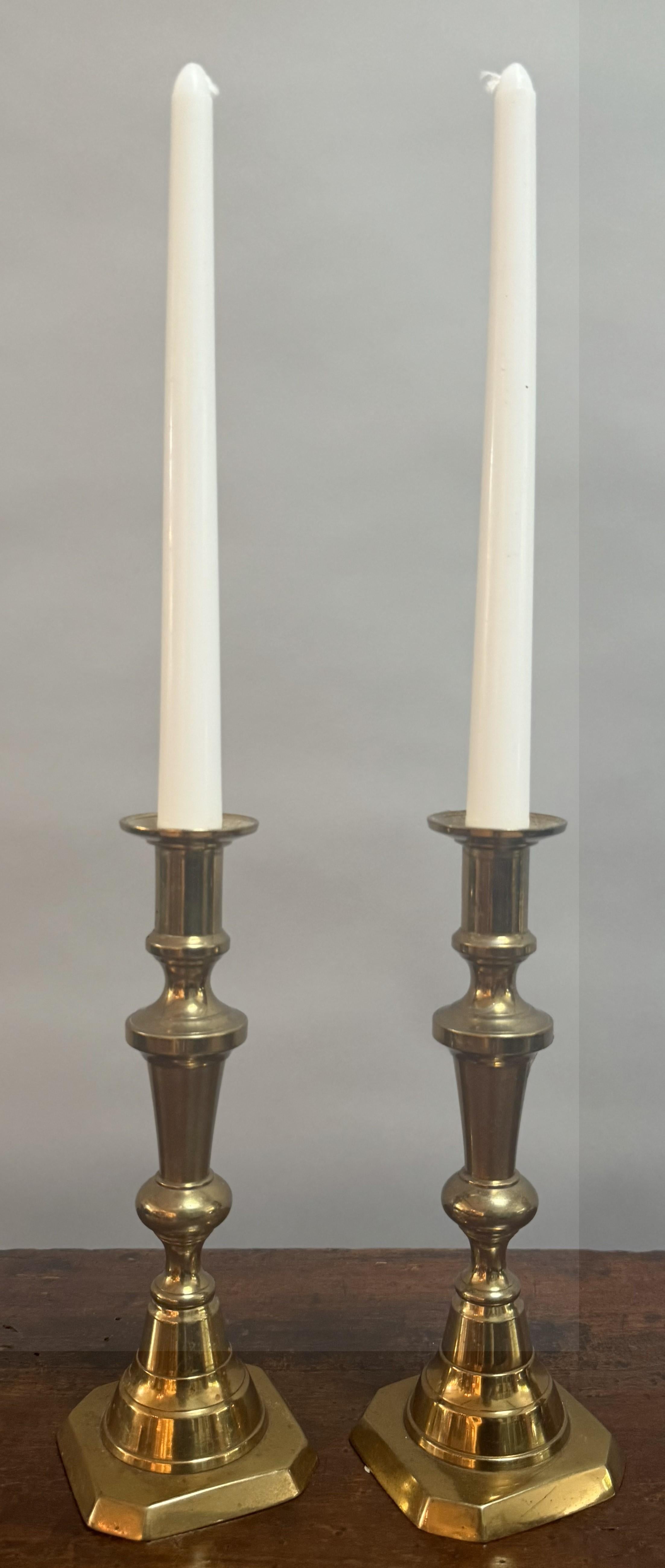 Vittoriano Coppia di candelieri decorativi inglesi in ottone della metà del XIX secolo in vendita