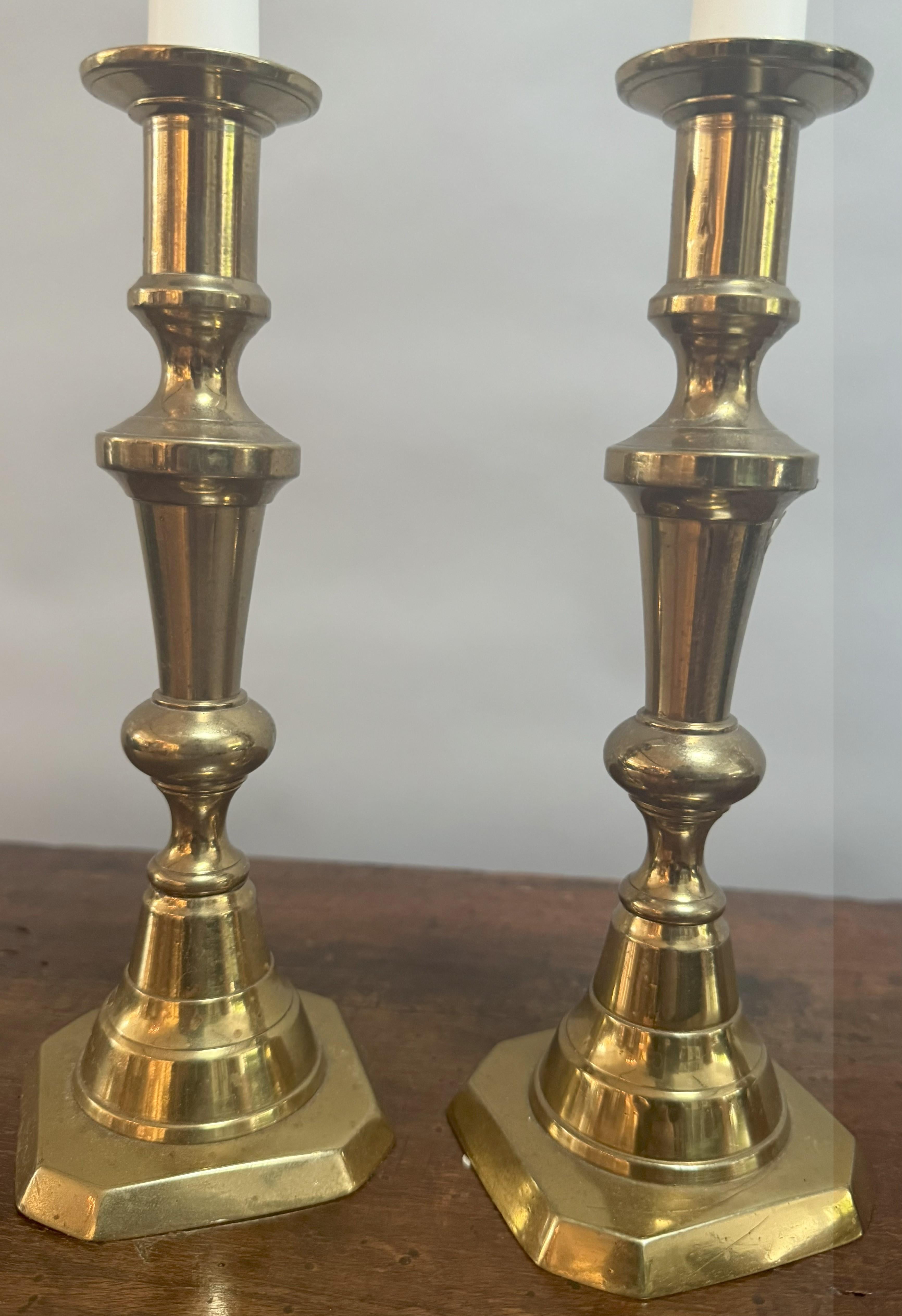 Calco Coppia di candelieri decorativi inglesi in ottone della metà del XIX secolo in vendita