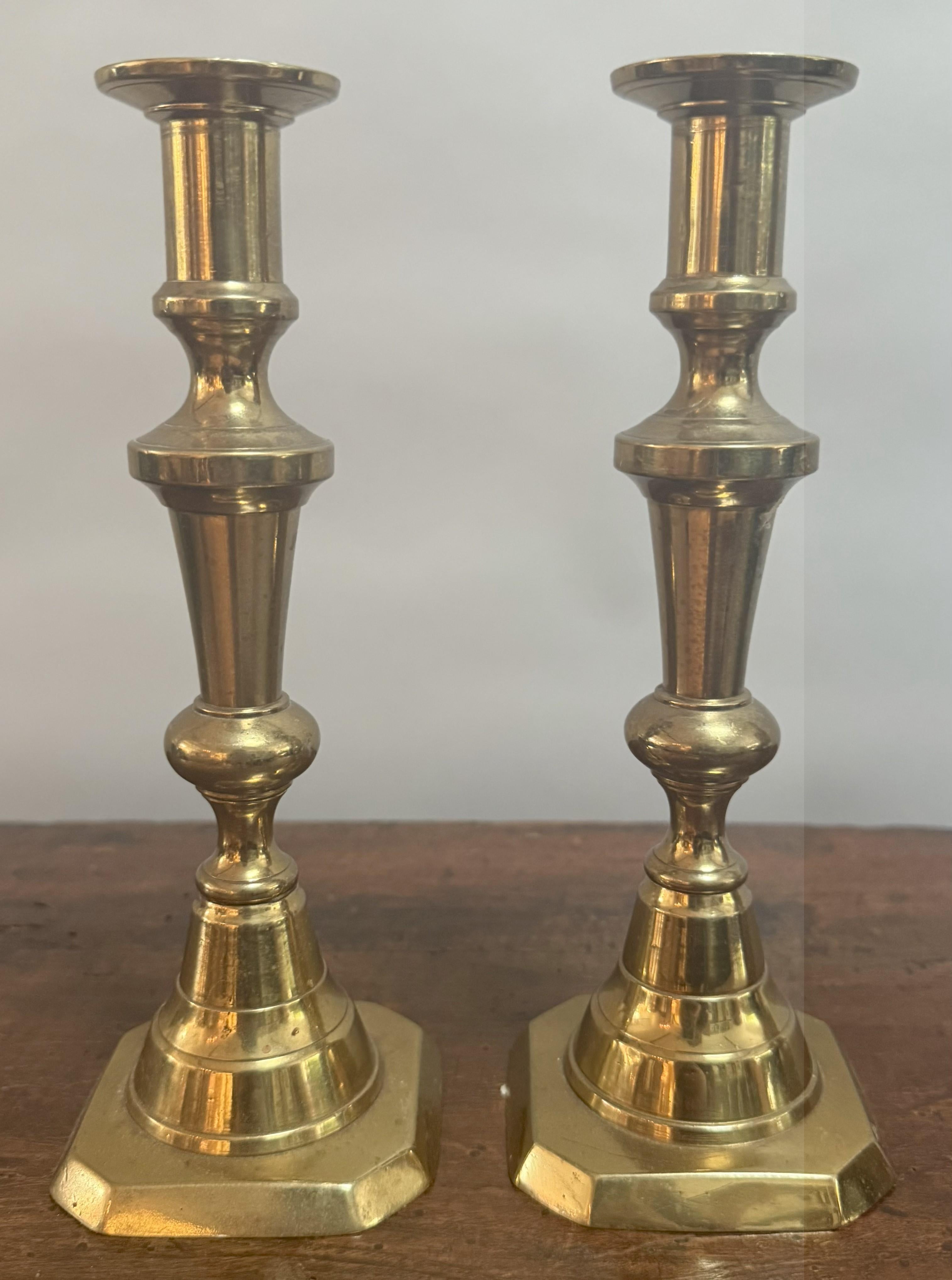 Coppia di candelieri decorativi inglesi in ottone della metà del XIX secolo In condizioni buone in vendita a Middleburg, VA