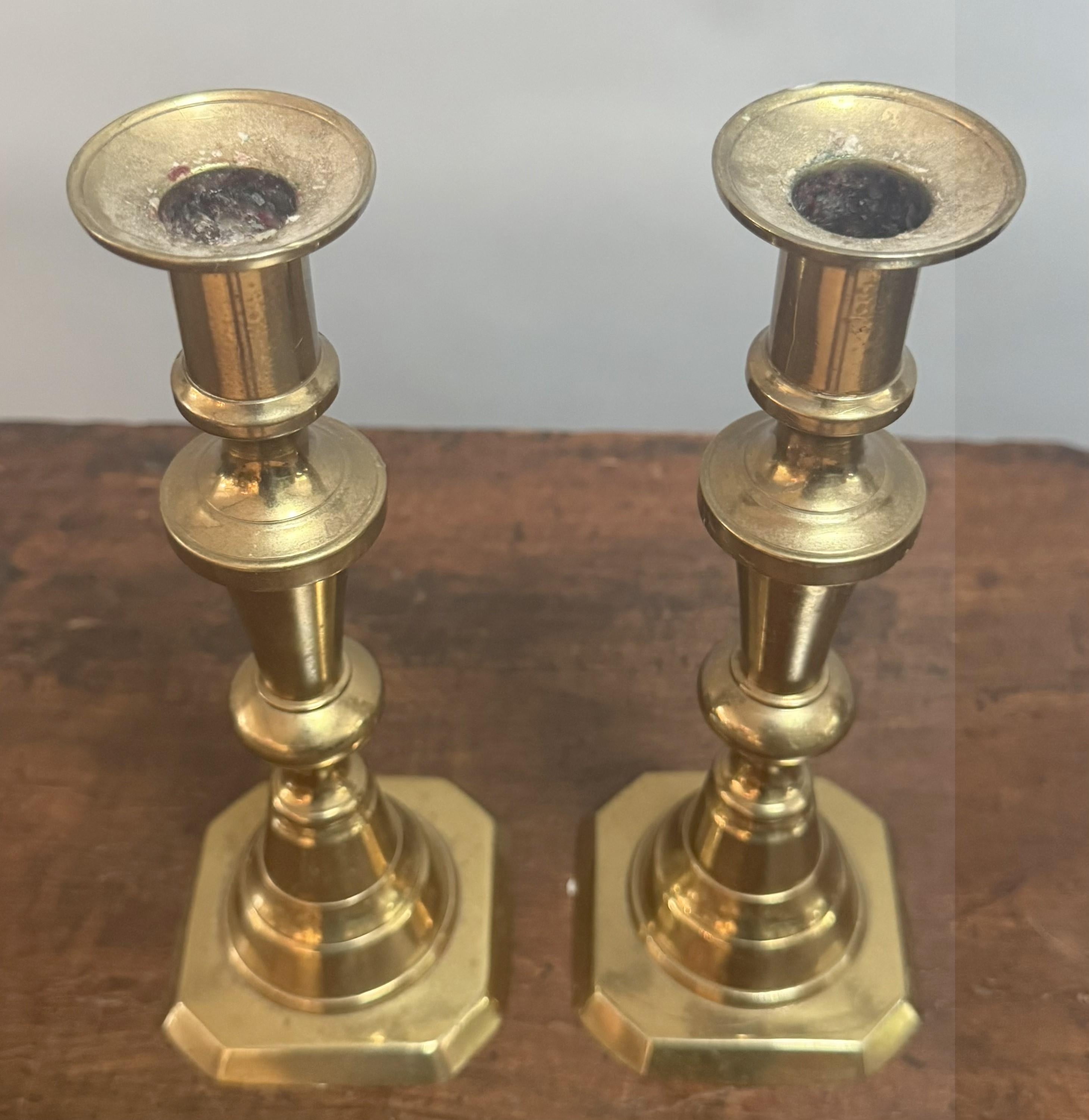 Metallo Coppia di candelieri decorativi inglesi in ottone della metà del XIX secolo in vendita