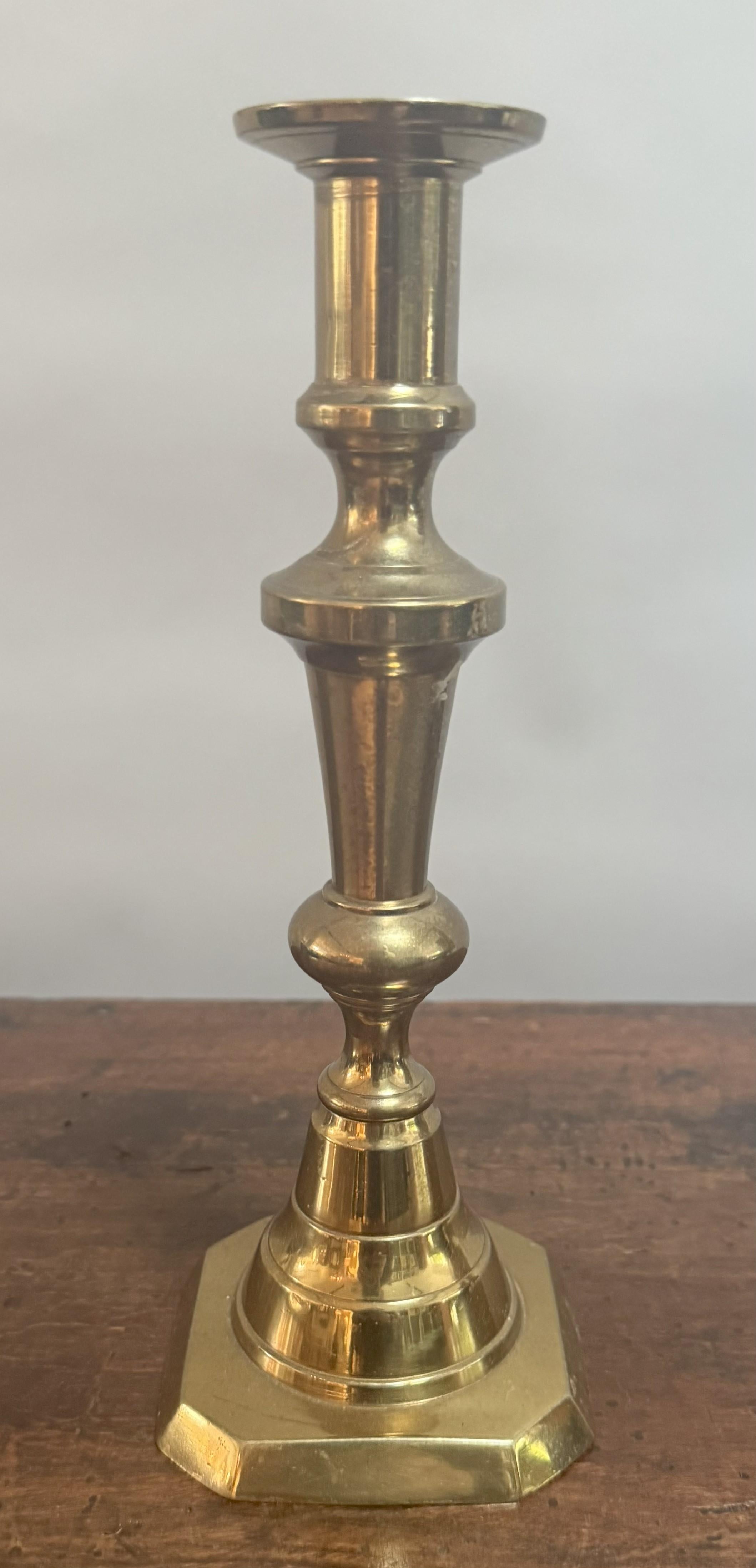 Coppia di candelieri decorativi inglesi in ottone della metà del XIX secolo in vendita 1