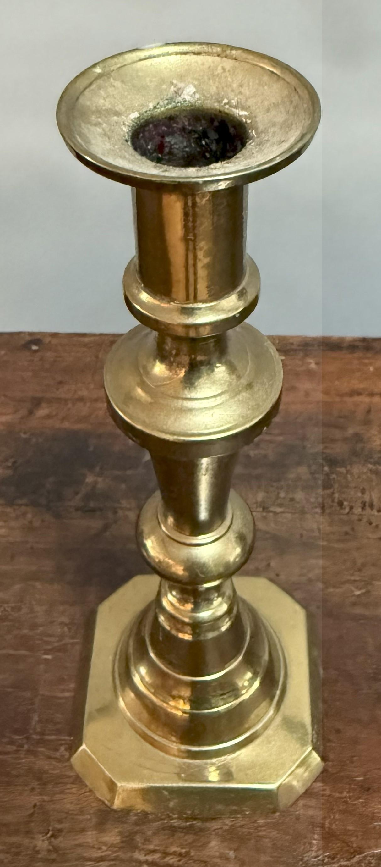 Coppia di candelieri decorativi inglesi in ottone della metà del XIX secolo in vendita 2