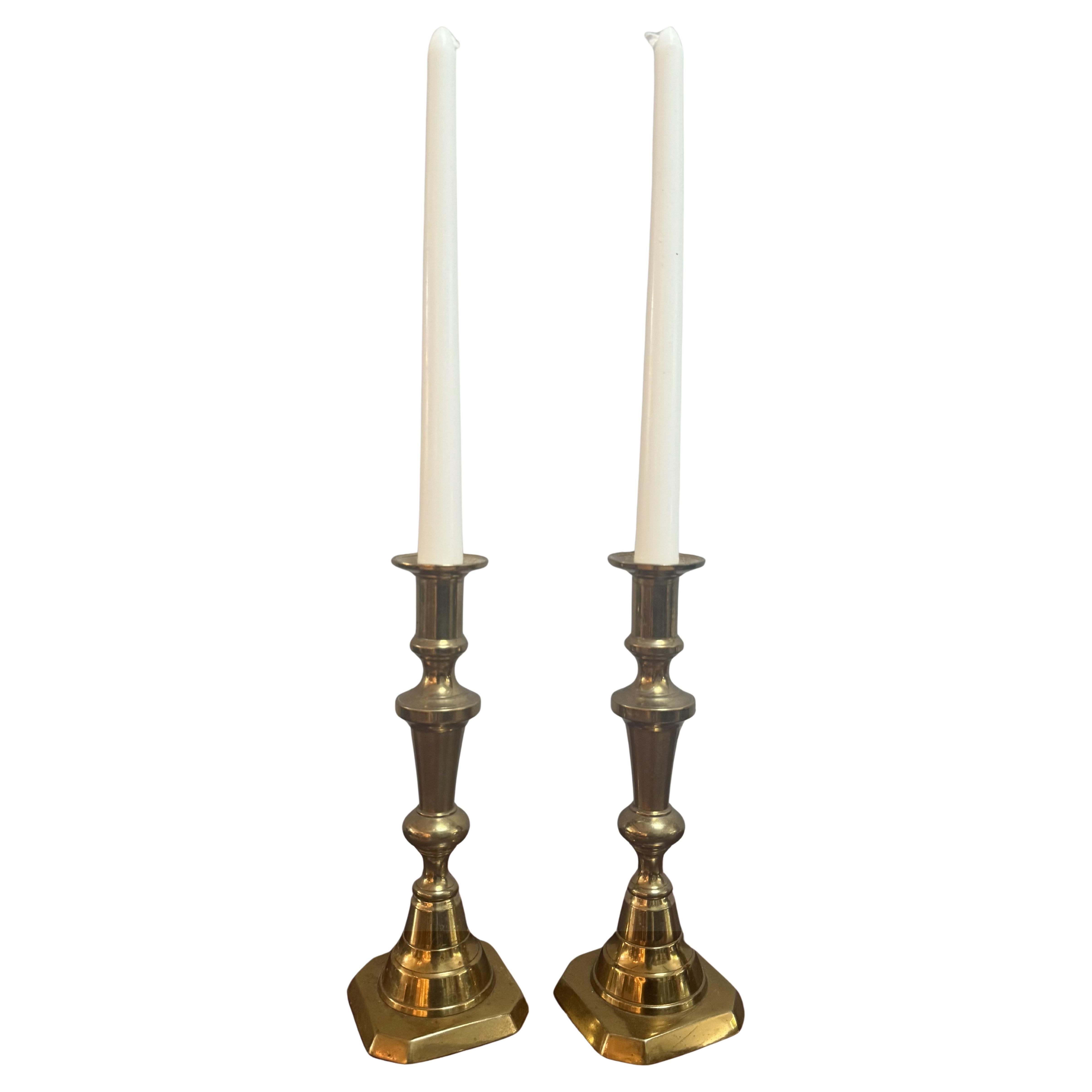 Coppia di candelieri decorativi inglesi in ottone della metà del XIX secolo in vendita