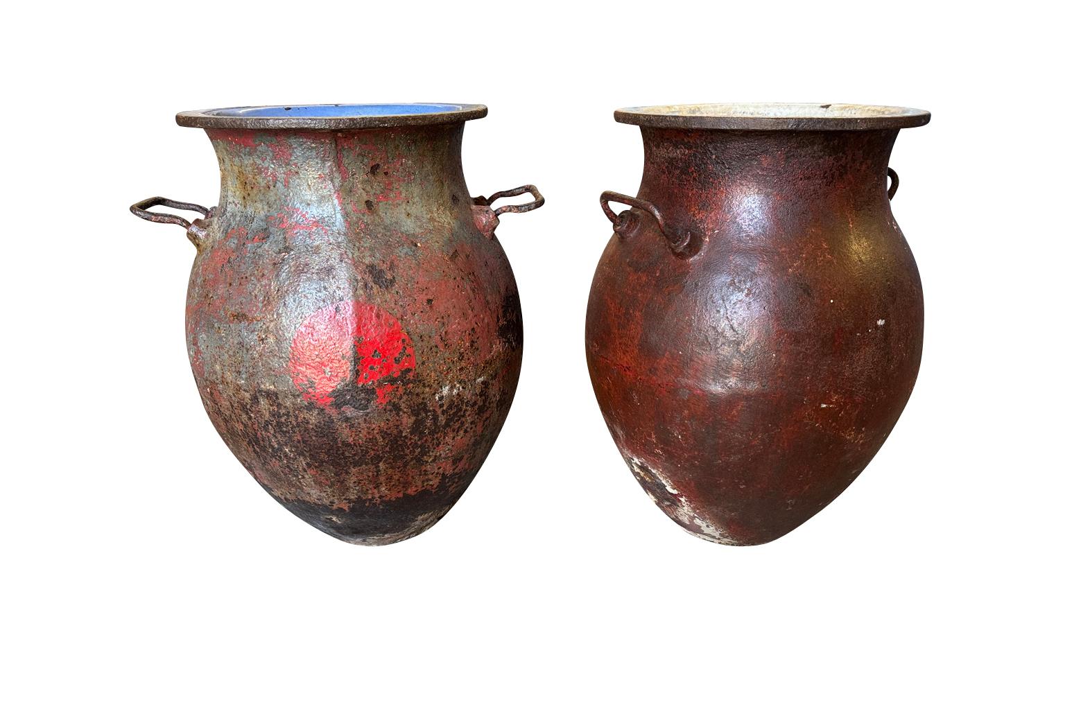Una coppia di vasi in ferro smaltato molto belli e pesanti provenienti dal sud della Francia.  Ciascuna con 2 maniglie.  Splendida patina. 