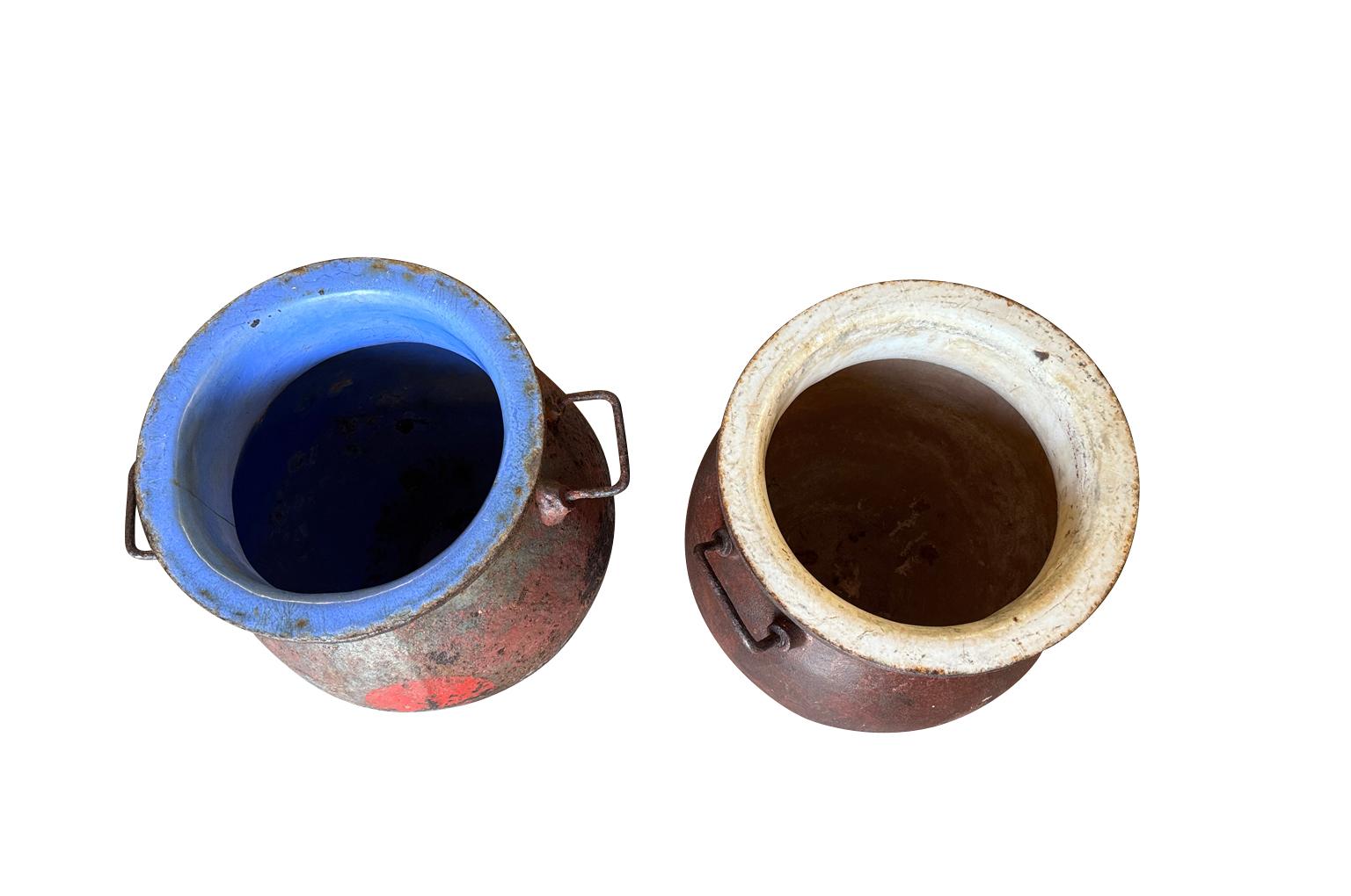 Coppia di vasi in ferro smaltato della metà del XIX secolo In condizioni buone in vendita a Round Top, TX
