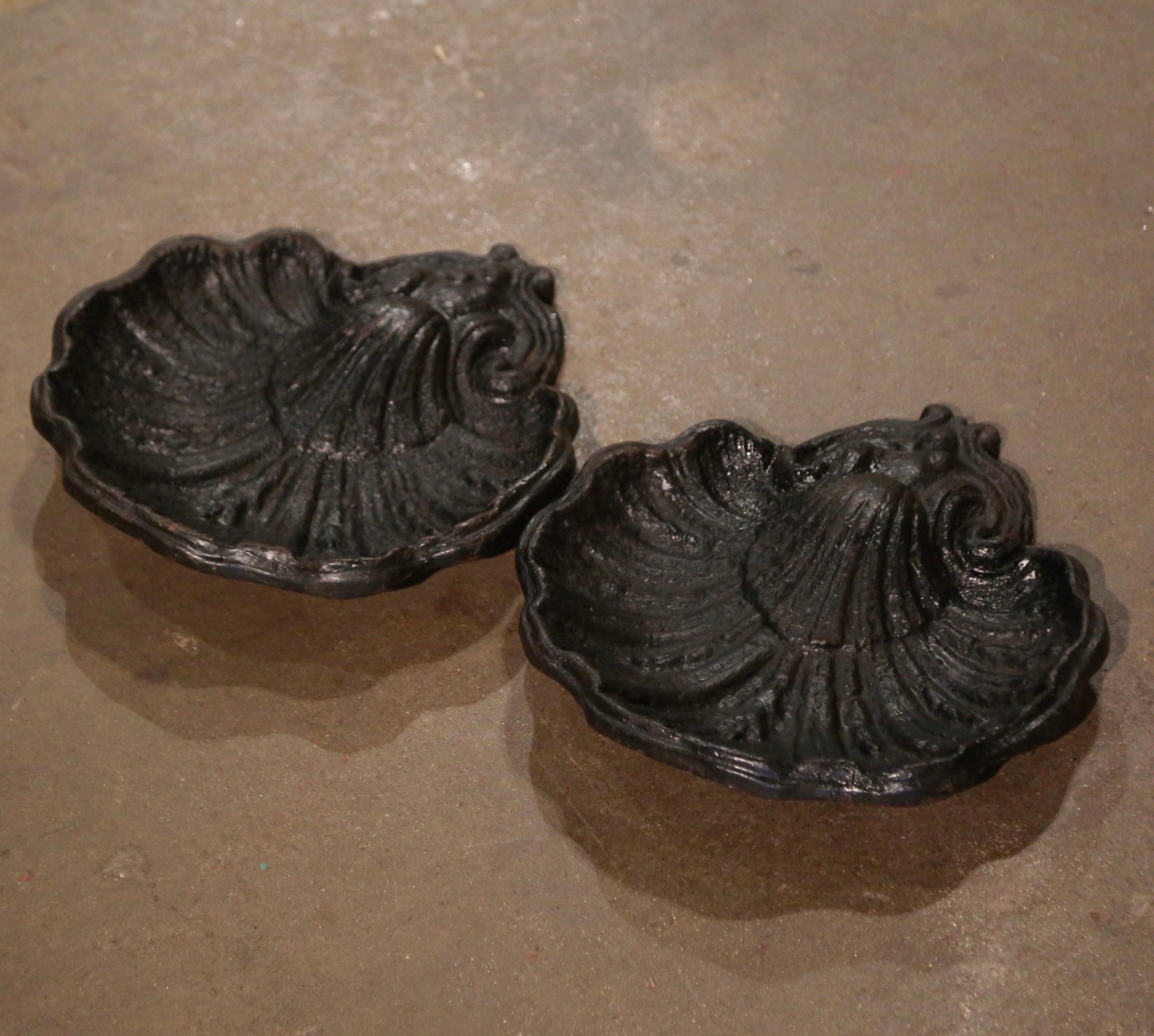 Pair of Mid-19th Century French Carved Iron Shell-Form Stoups Vide-Poches In Excellent Condition For Sale In Dallas, TX