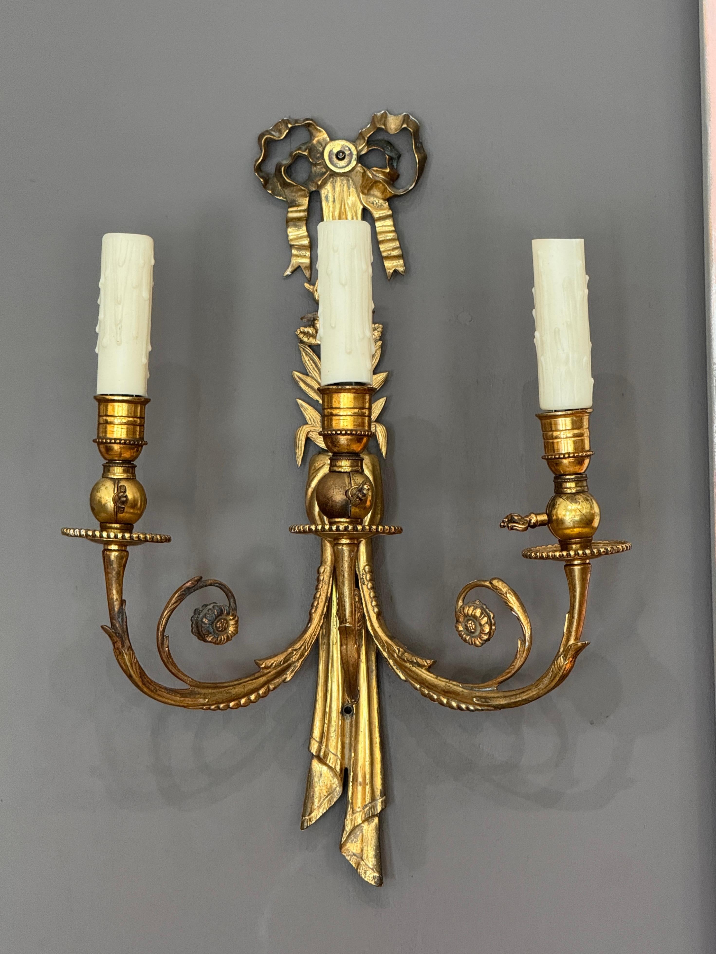 Francese Coppia di lampade a tre luci in bronzo dorato francese della metà del XIX secolo in vendita