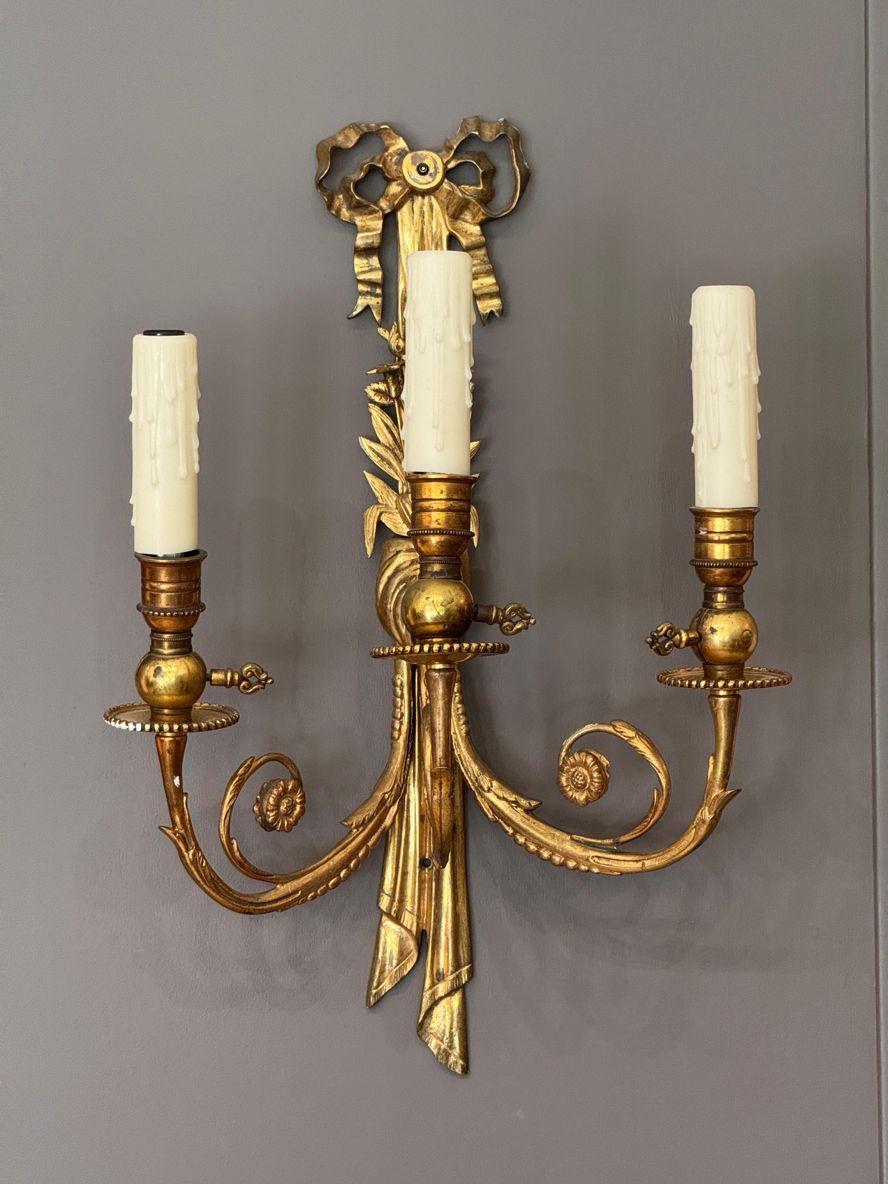 Coppia di lampade a tre luci in bronzo dorato francese della metà del XIX secolo In condizioni buone in vendita a Charlottesville, VA