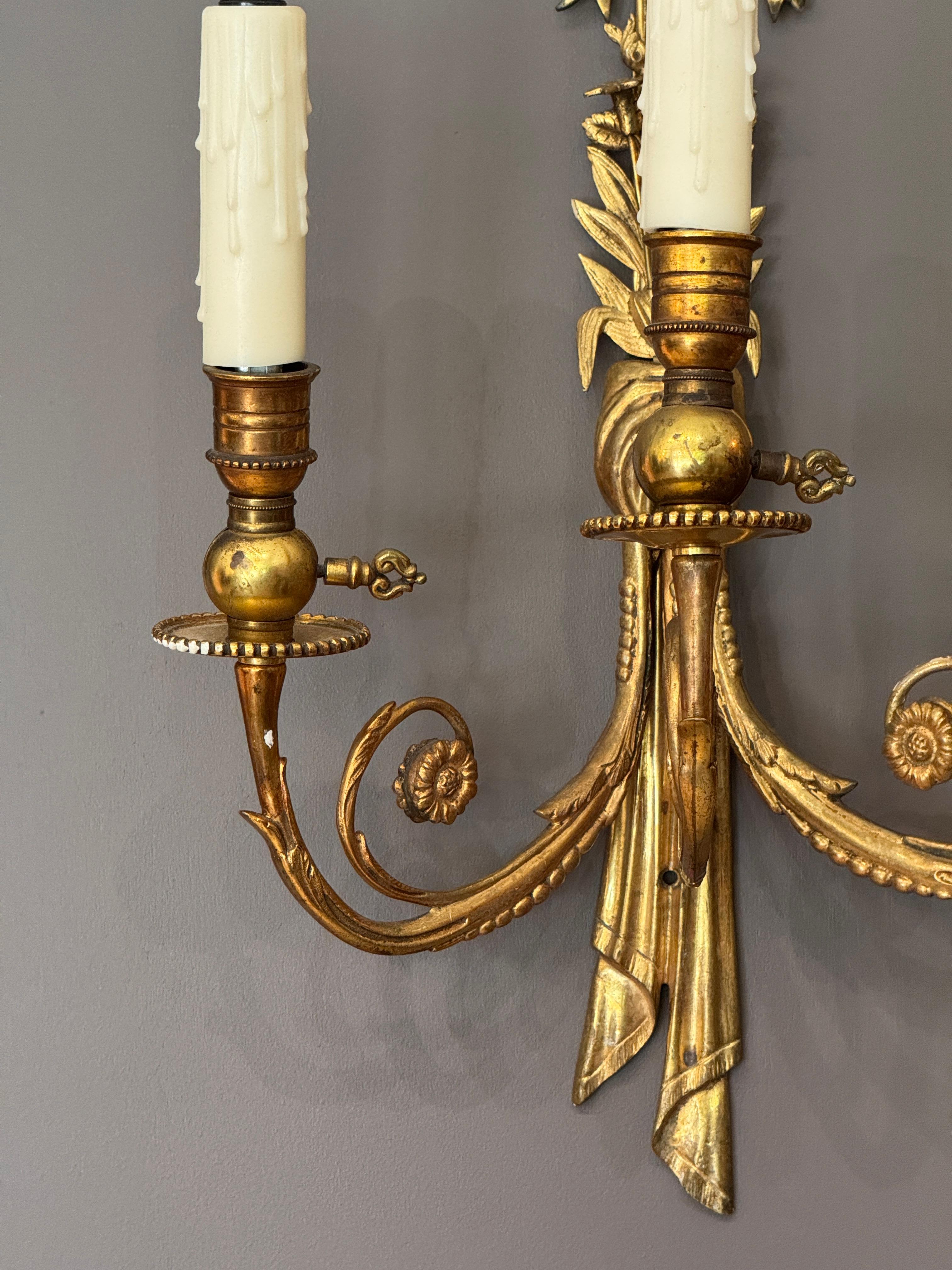 Bronzo Coppia di lampade a tre luci in bronzo dorato francese della metà del XIX secolo in vendita