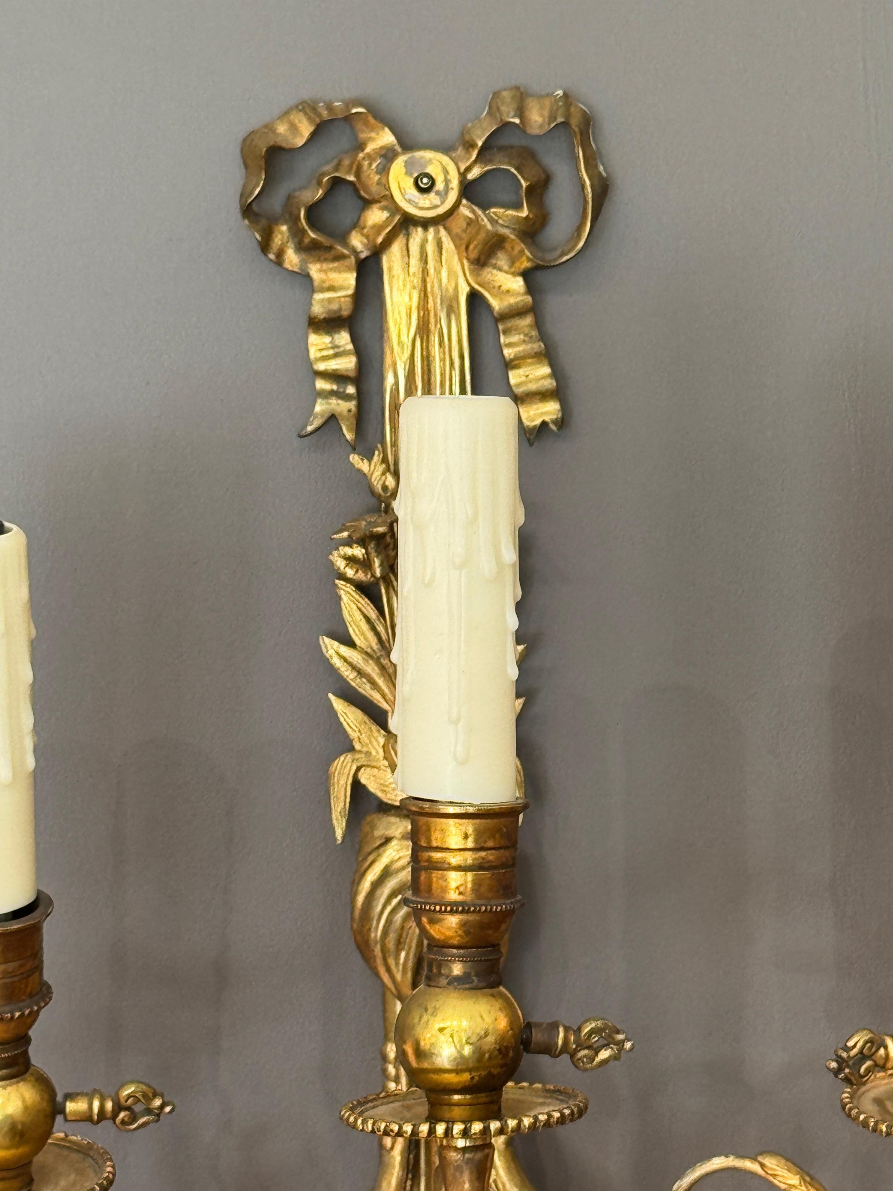 Coppia di lampade a tre luci in bronzo dorato francese della metà del XIX secolo in vendita 1
