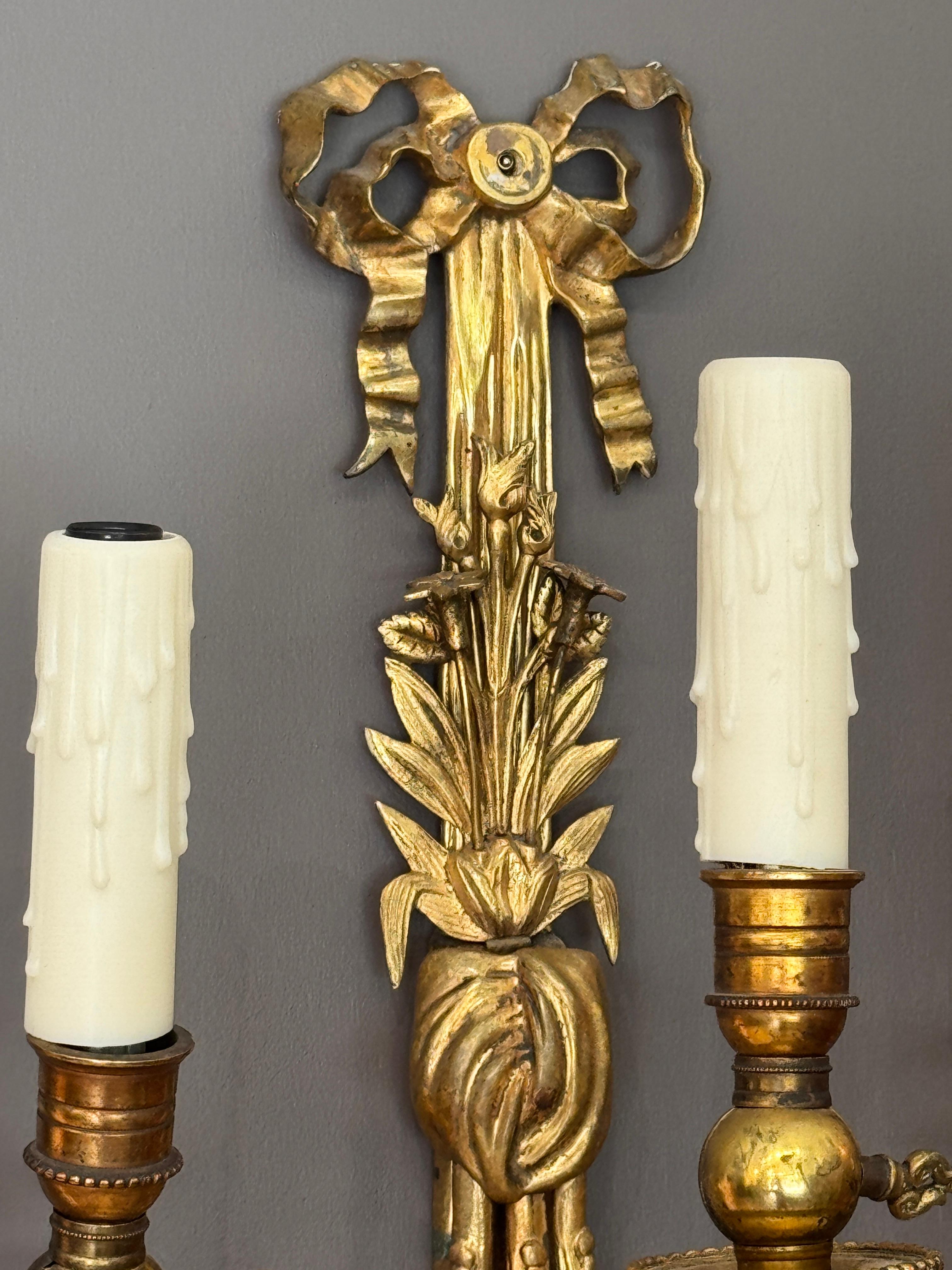 Coppia di lampade a tre luci in bronzo dorato francese della metà del XIX secolo in vendita 2