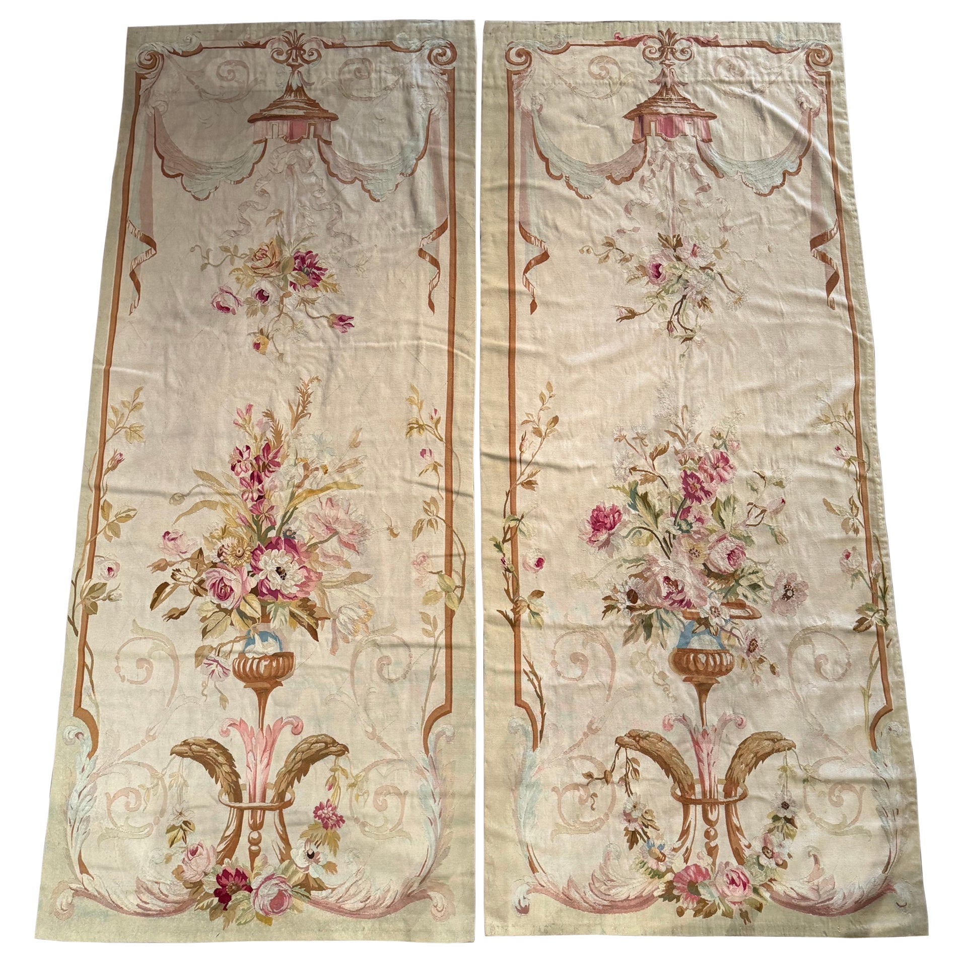 Coppia di porterie da parete Aubusson floreali tessute a mano della metà del XIX secolo in Francia