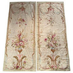 Paar französische handgewebte, geblümte Aubusson-Wandporträts mit Blumenmuster aus der Mitte des 19. Jahrhunderts