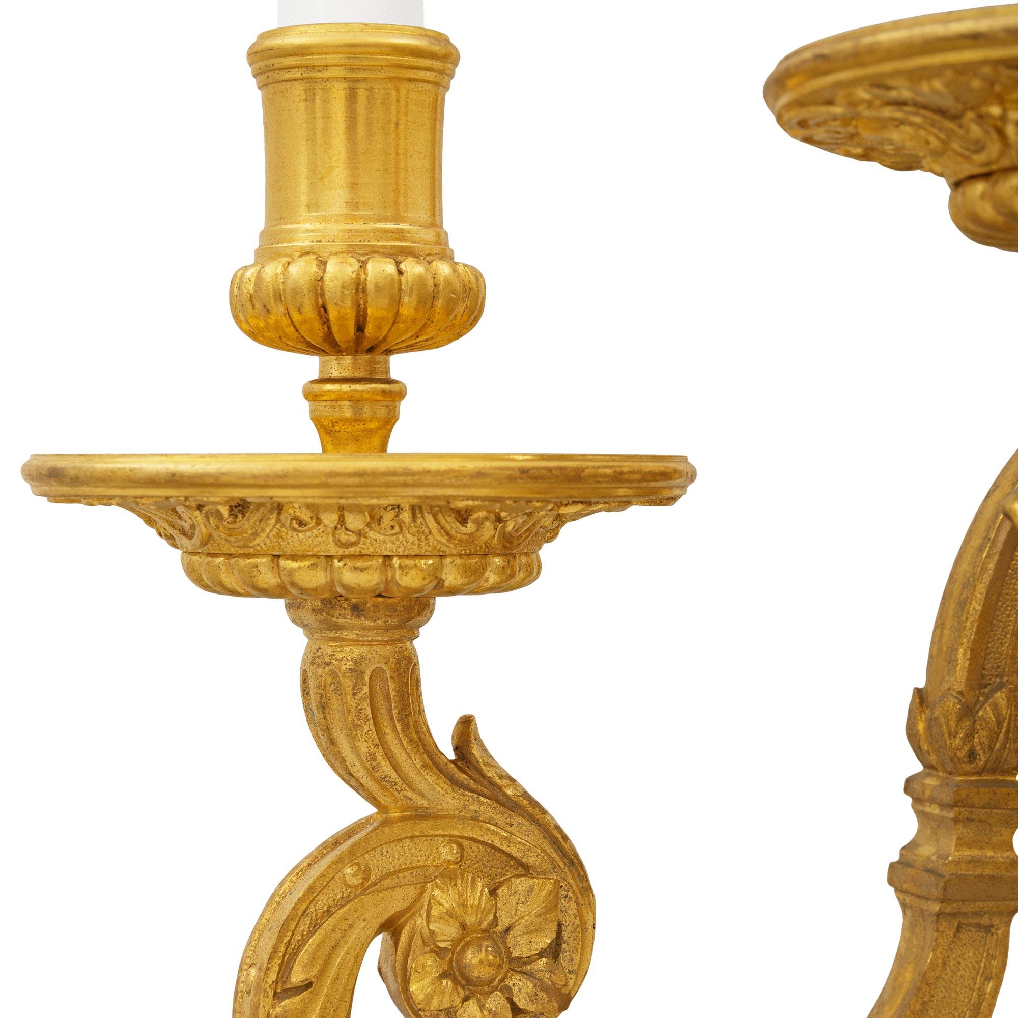 Coppia di lampade a cinque bracci in stile Luigi XIV francese della metà del 19° secolo in vendita 2