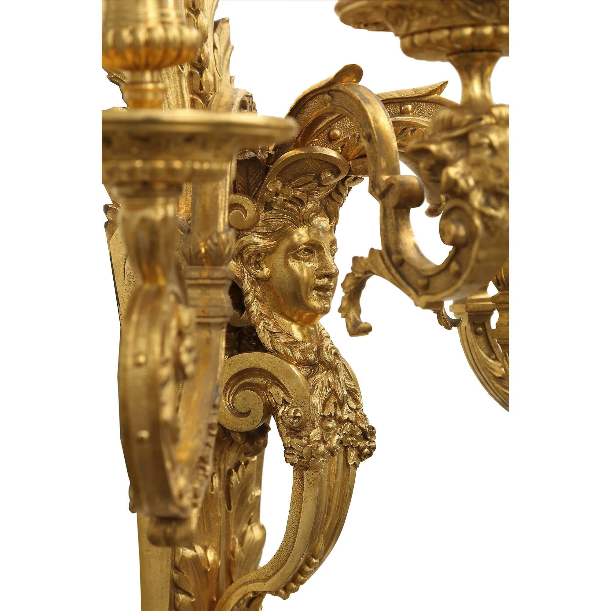 Paire d'appliques à cinq bras en bronze doré de style Louis XIV du milieu du XIXe siècle français en vente 1