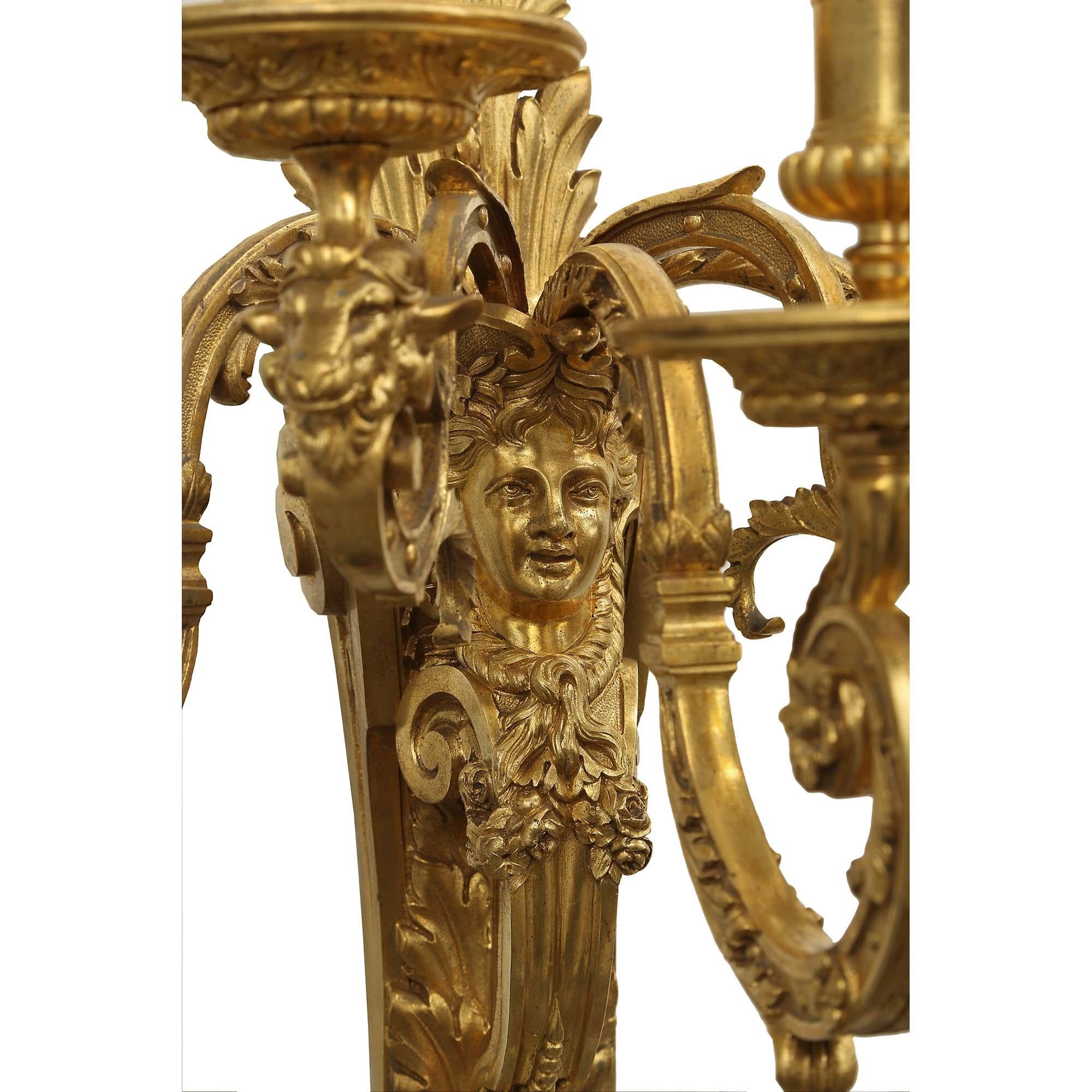 Paire d'appliques à cinq bras en bronze doré de style Louis XIV du milieu du XIXe siècle français en vente 2