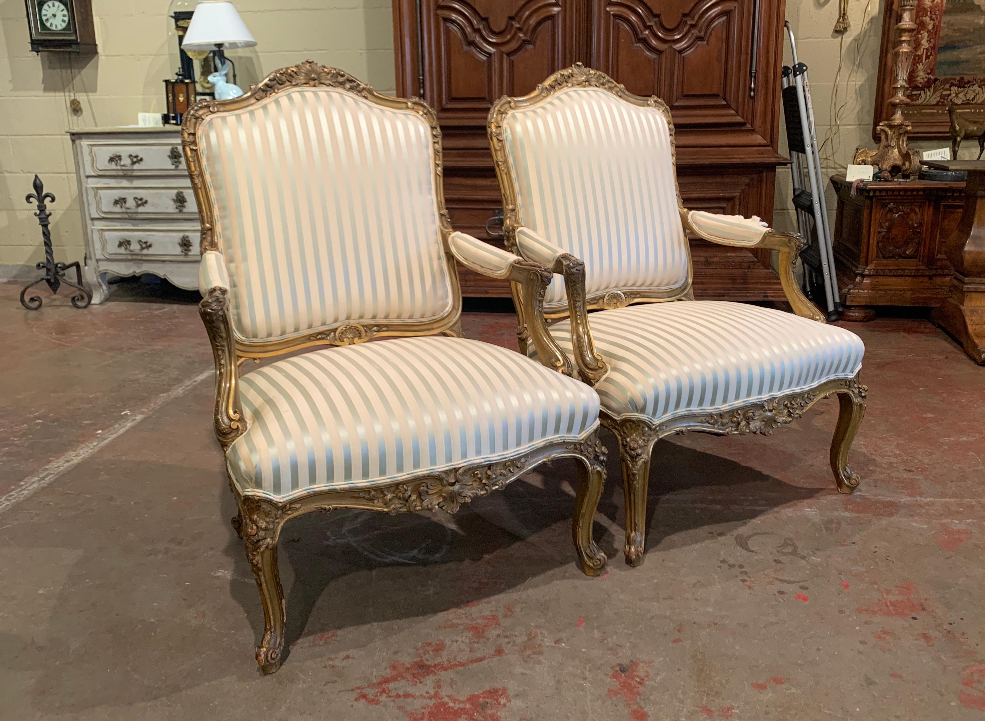 Pair of Mid-19th Century French Louis XV Carved Giltwood Bergères Fauteuils 1