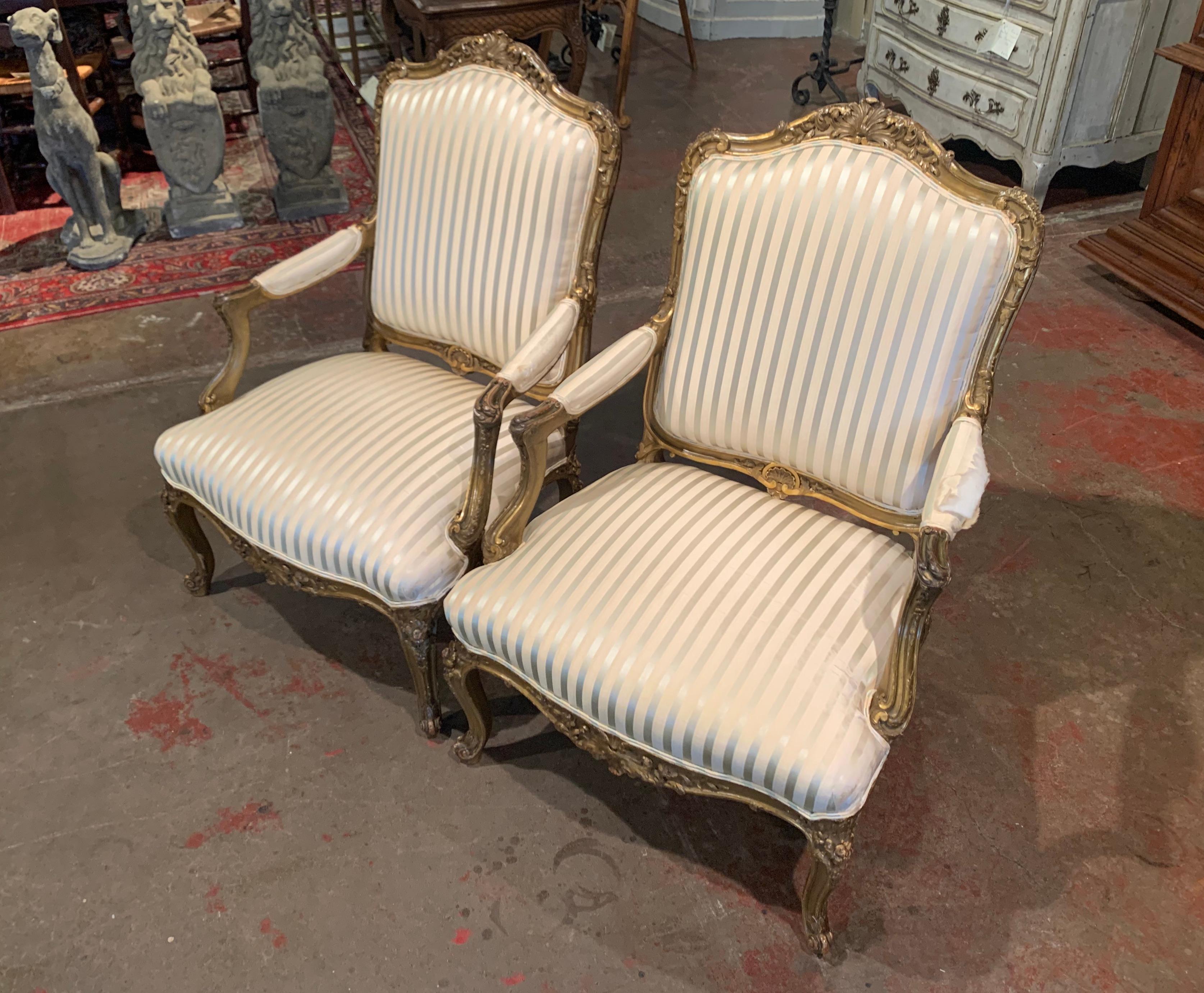 Pair of Mid-19th Century French Louis XV Carved Giltwood Bergères Fauteuils 3