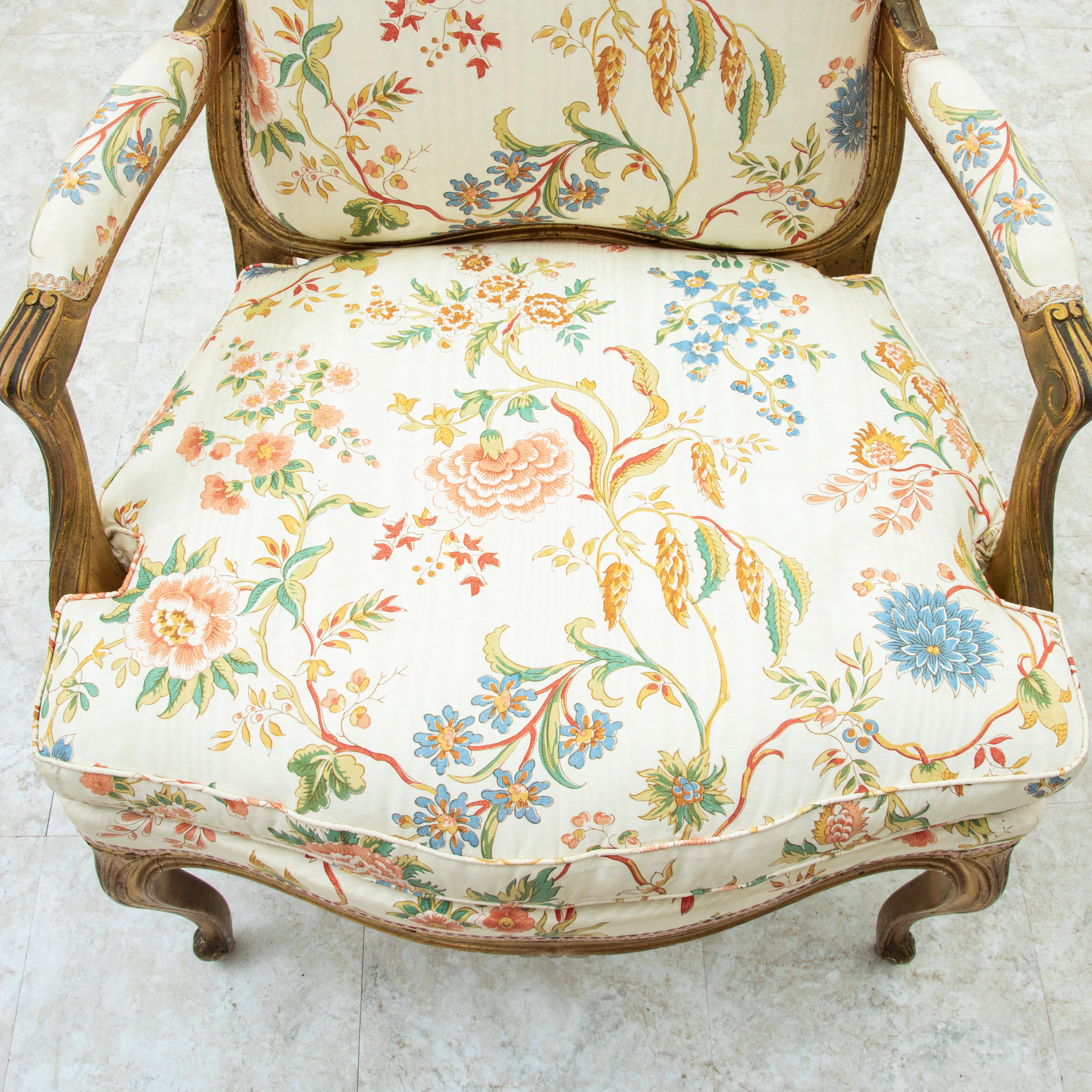 Pareja de sillones franceses de madera dorada estilo Luis XV de mediados del siglo XIX en venta 6