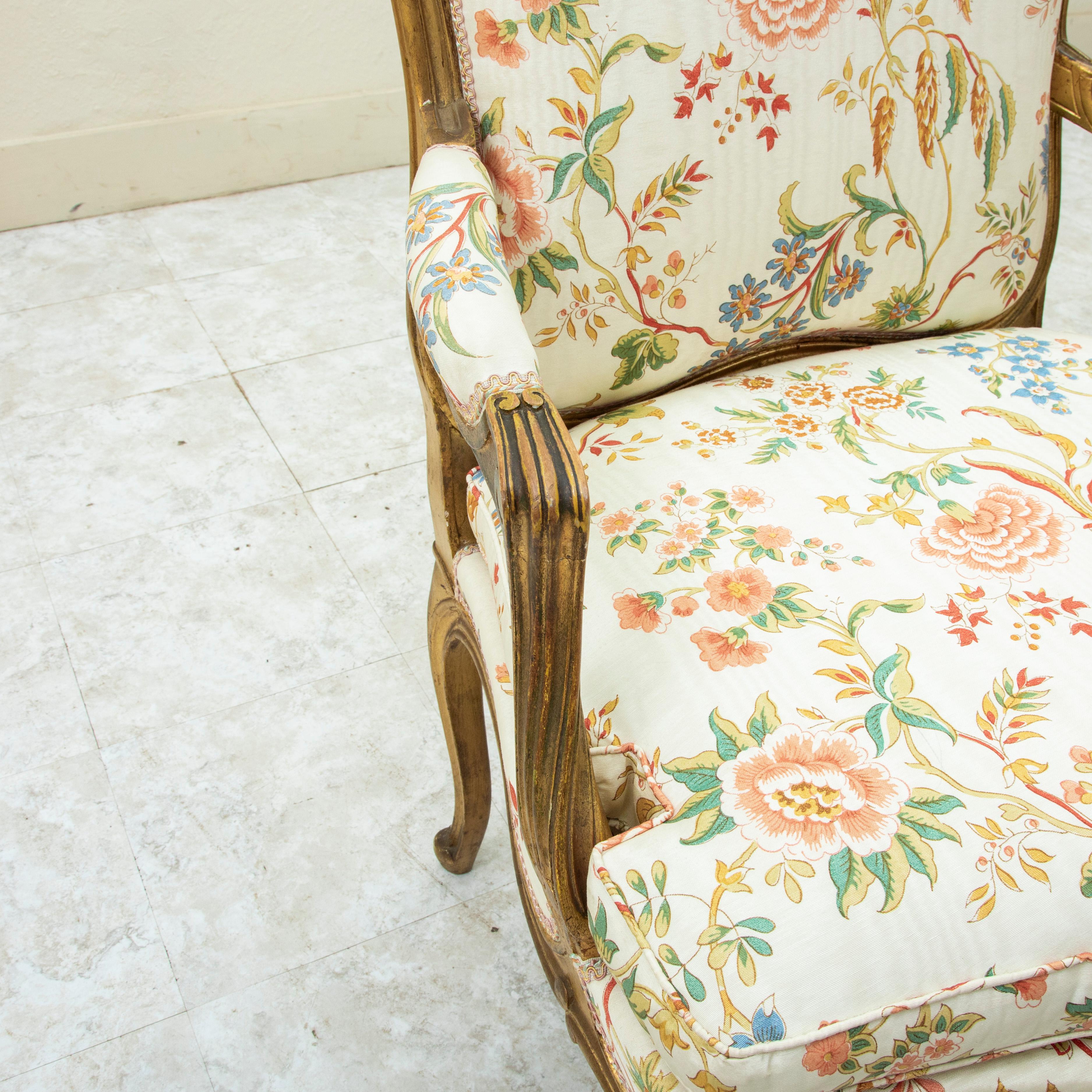 Pareja de sillones franceses de madera dorada estilo Luis XV de mediados del siglo XIX en venta 9