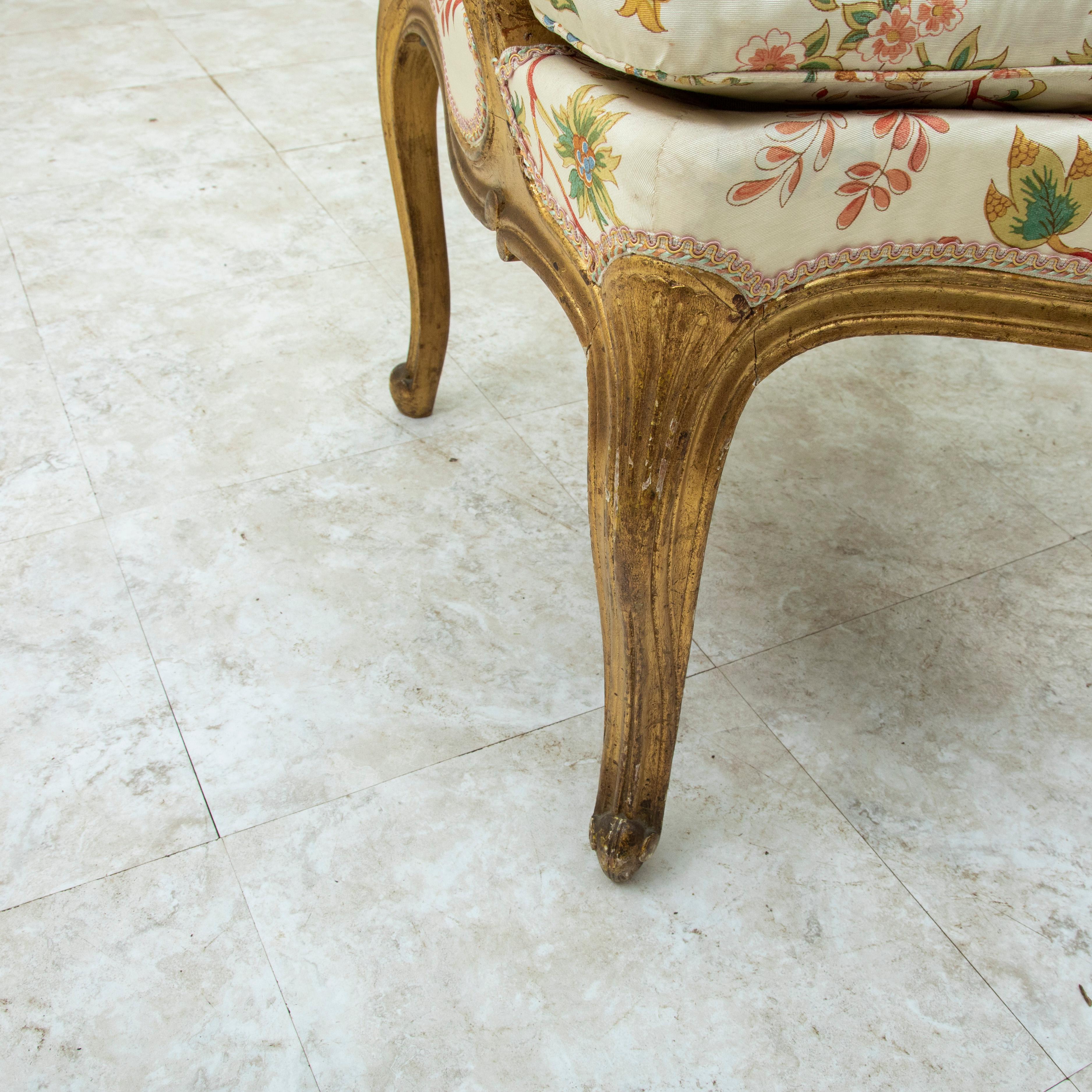 Pareja de sillones franceses de madera dorada estilo Luis XV de mediados del siglo XIX en venta 10