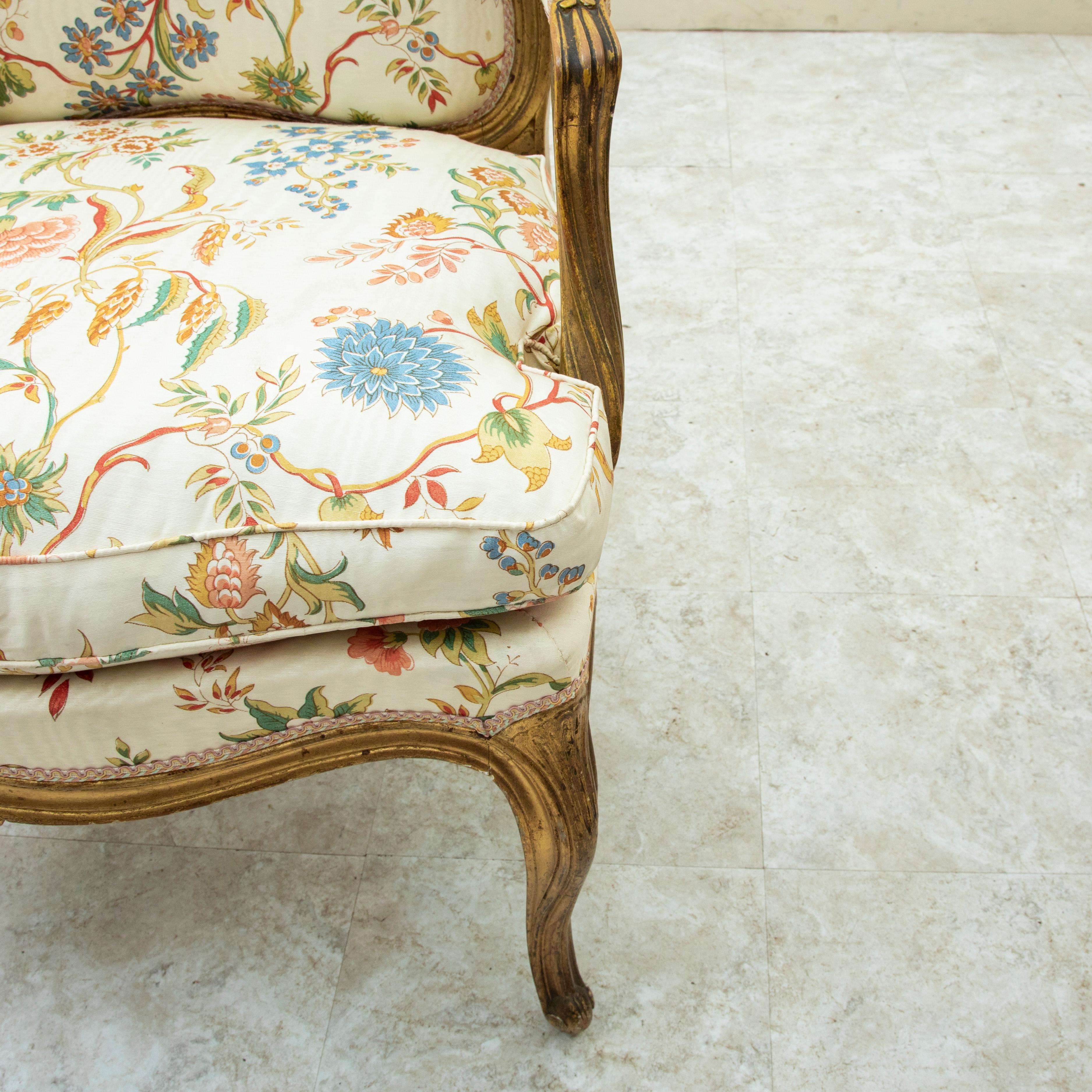 Pareja de sillones franceses de madera dorada estilo Luis XV de mediados del siglo XIX en venta 11