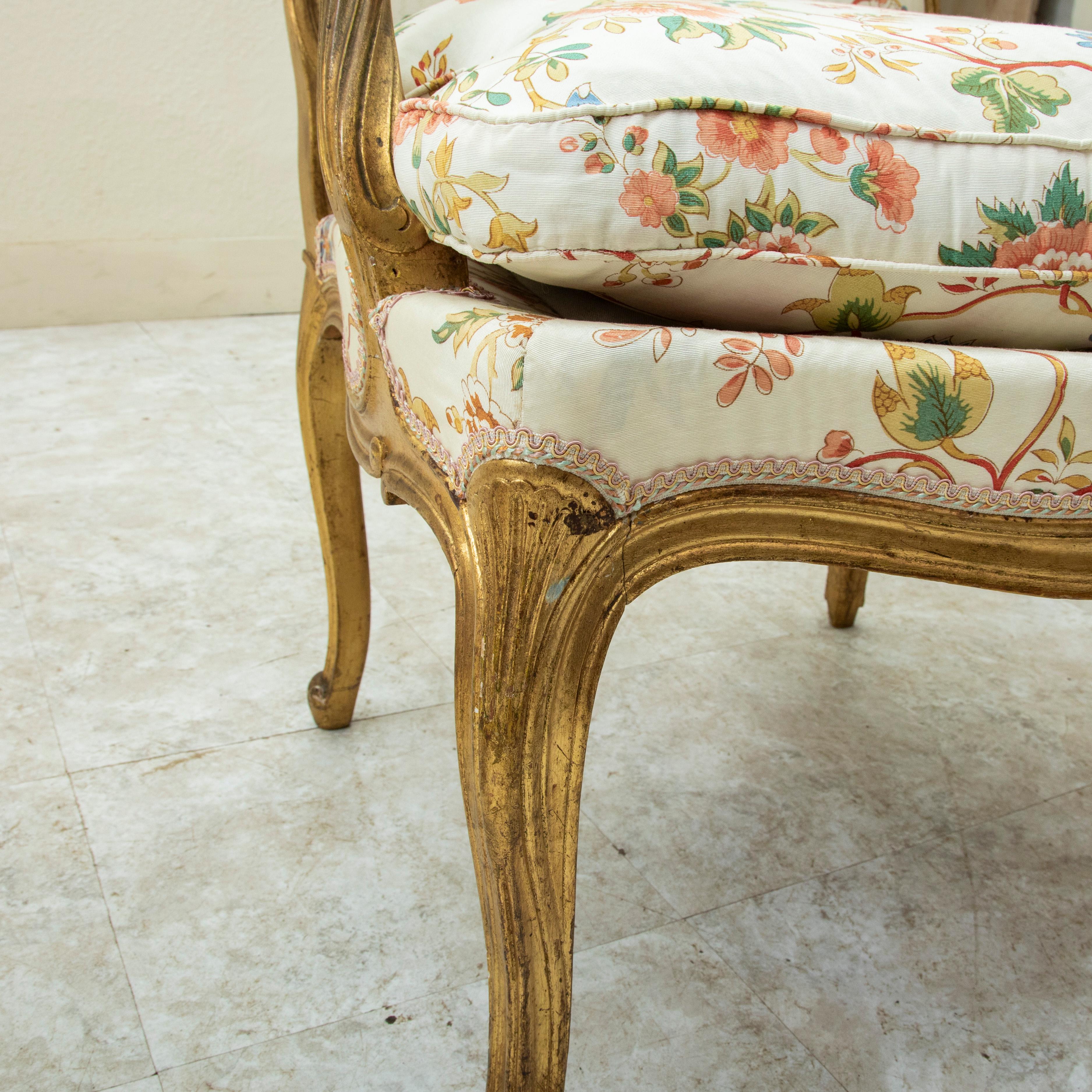 Pareja de sillones franceses de madera dorada estilo Luis XV de mediados del siglo XIX en venta 12