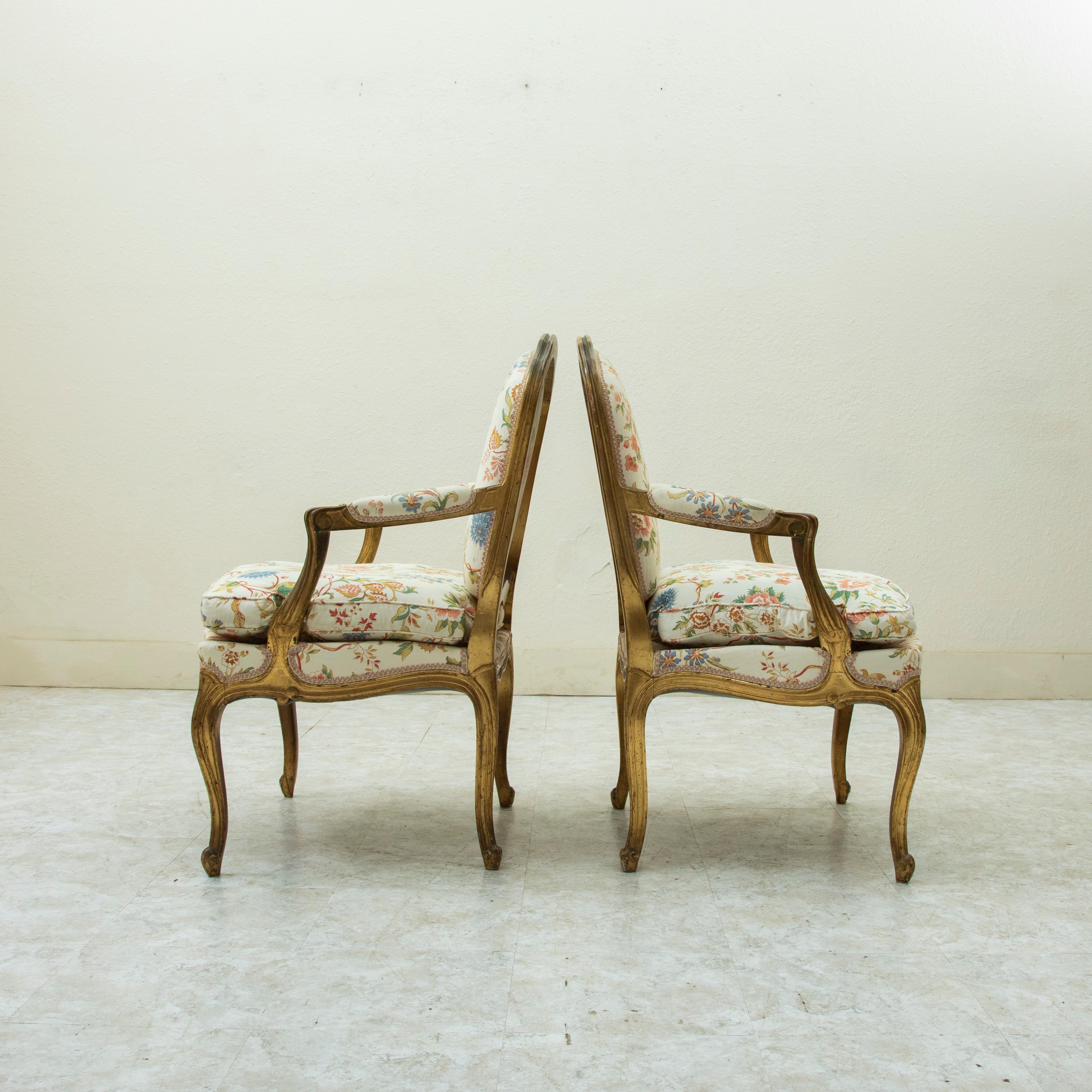 Pareja de sillones franceses de madera dorada estilo Luis XV de mediados del siglo XIX en Bueno estado para la venta en Fayetteville, AR