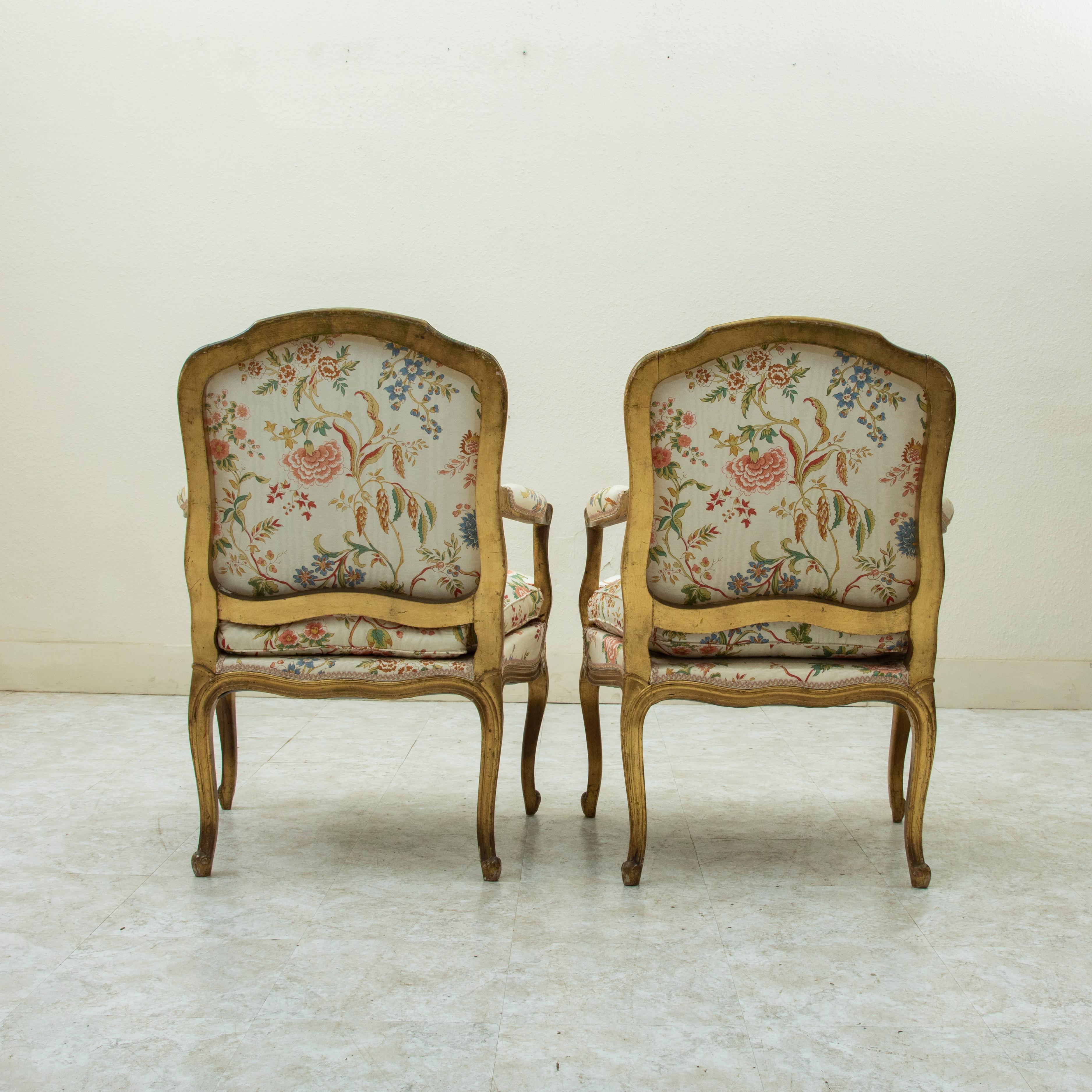 Pareja de sillones franceses de madera dorada estilo Luis XV de mediados del siglo XIX Seda en venta