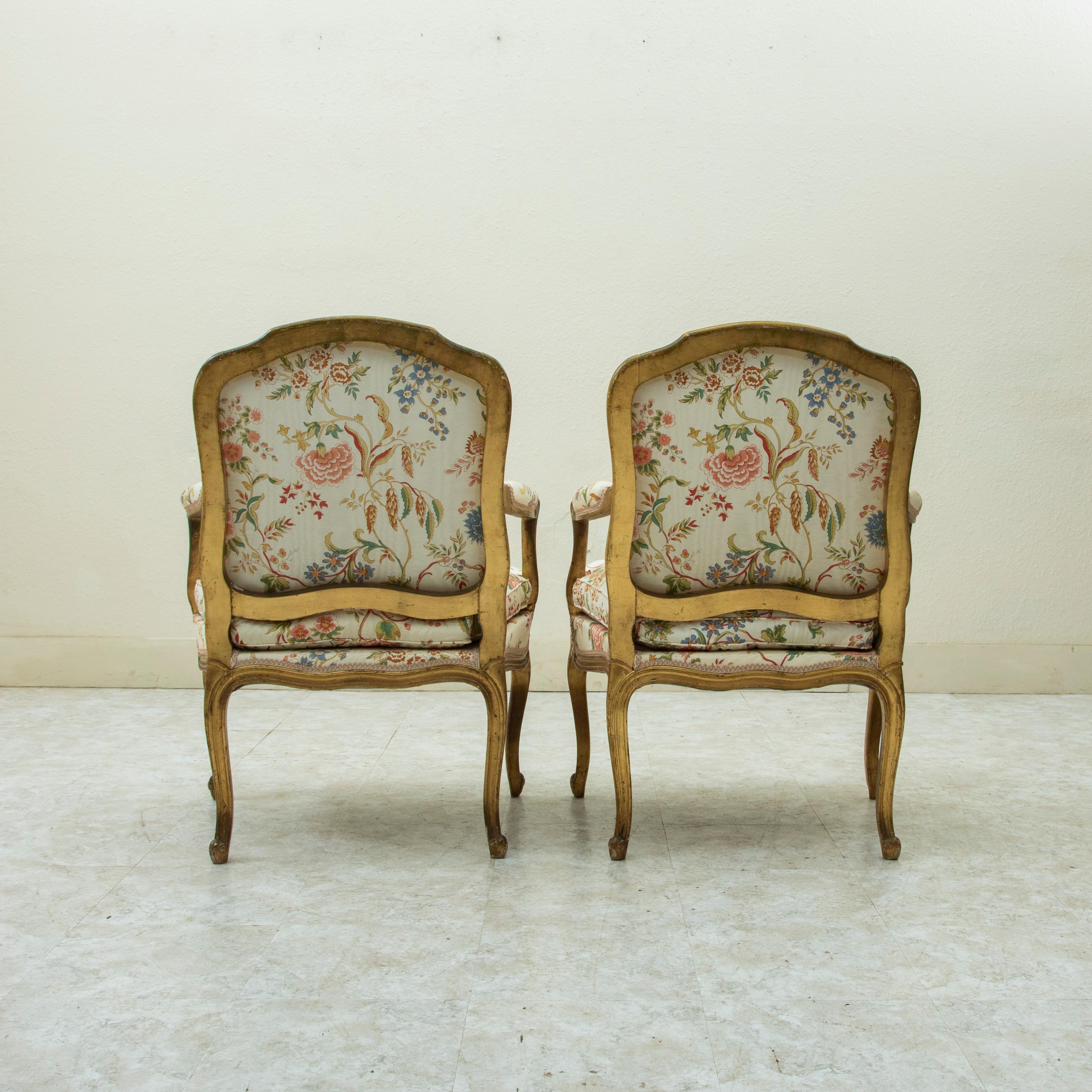 Pareja de sillones franceses de madera dorada estilo Luis XV de mediados del siglo XIX en venta 1
